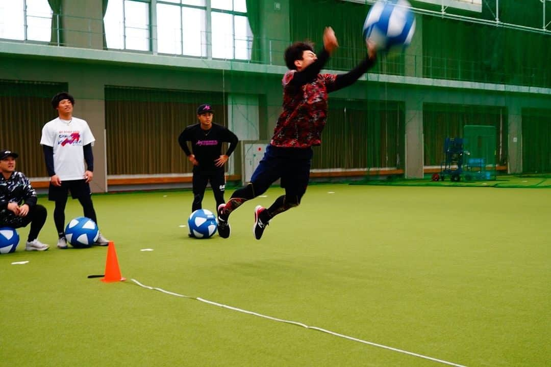 野村佑希さんのインスタグラム写真 - (野村佑希Instagram)「今日は強風のため室内でした🍃  伊江島史上1番きつかったです、  #メディシンボール #トレーニング #酸欠 #野村佑希」1月12日 20時18分 - nomura_james_yuki