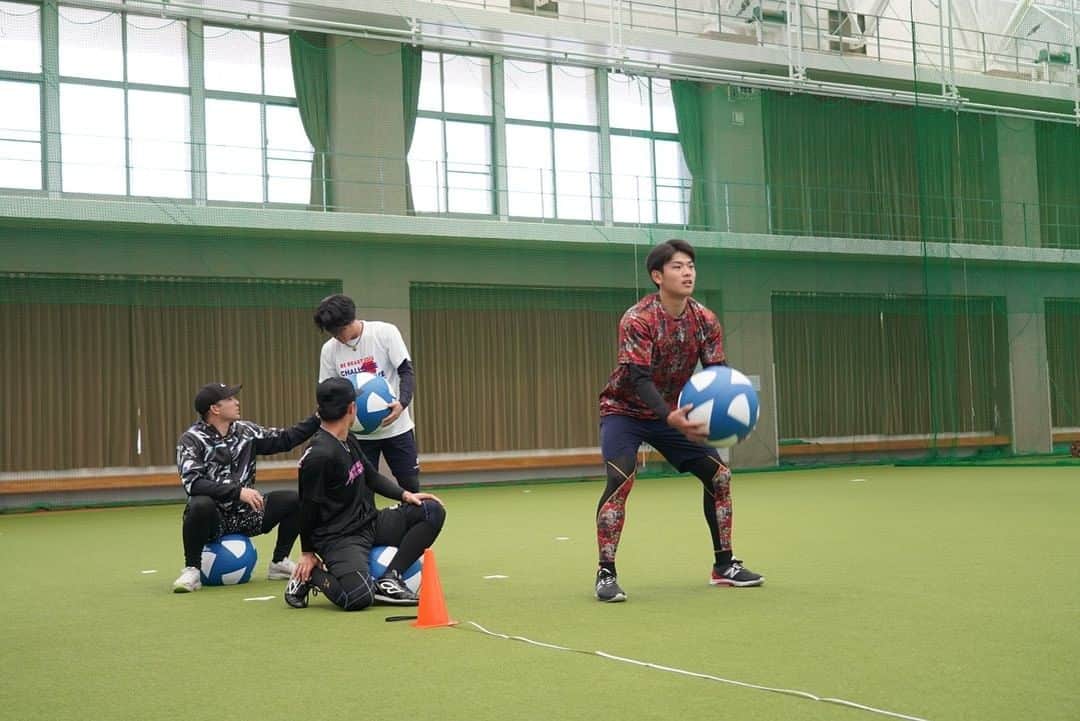 野村佑希のインスタグラム：「今日は強風のため室内でした🍃  伊江島史上1番きつかったです、  #メディシンボール #トレーニング #酸欠 #野村佑希」