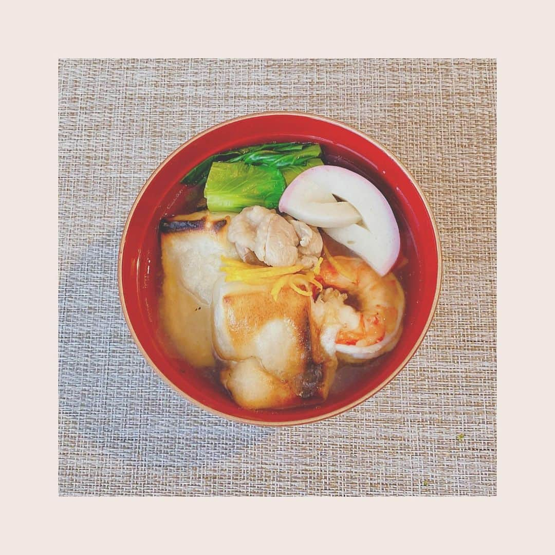 秋元真夏さんのインスタグラム写真 - (秋元真夏Instagram)「.  昨日も今日も食べたお雑煮🥢  気持ちがのんびりでも 許される気がする1月が好き♥️  #割烹まなつ #お雑煮」1月12日 20時19分 - manatsu.akimoto_official