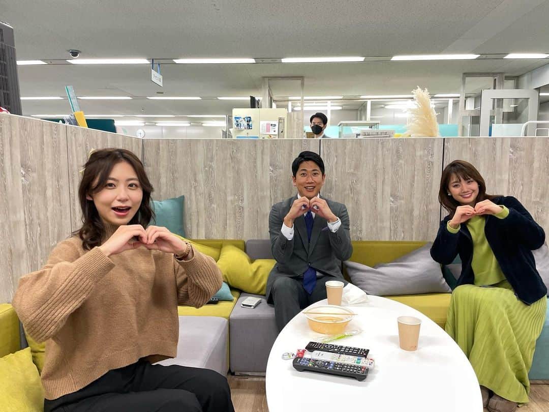 のインスタグラム：「めざましテレビのココ調 見ていただけましたでしょうか！？  ビッグリボンが流行っているという事で 私も大きいリボンをつけてみました。  可愛いものを身につけると、 気分が上がりますね🎀  先輩方に見守られながら（？） 写真を撮りました🤳  #ココ調 #ビッグリボン」