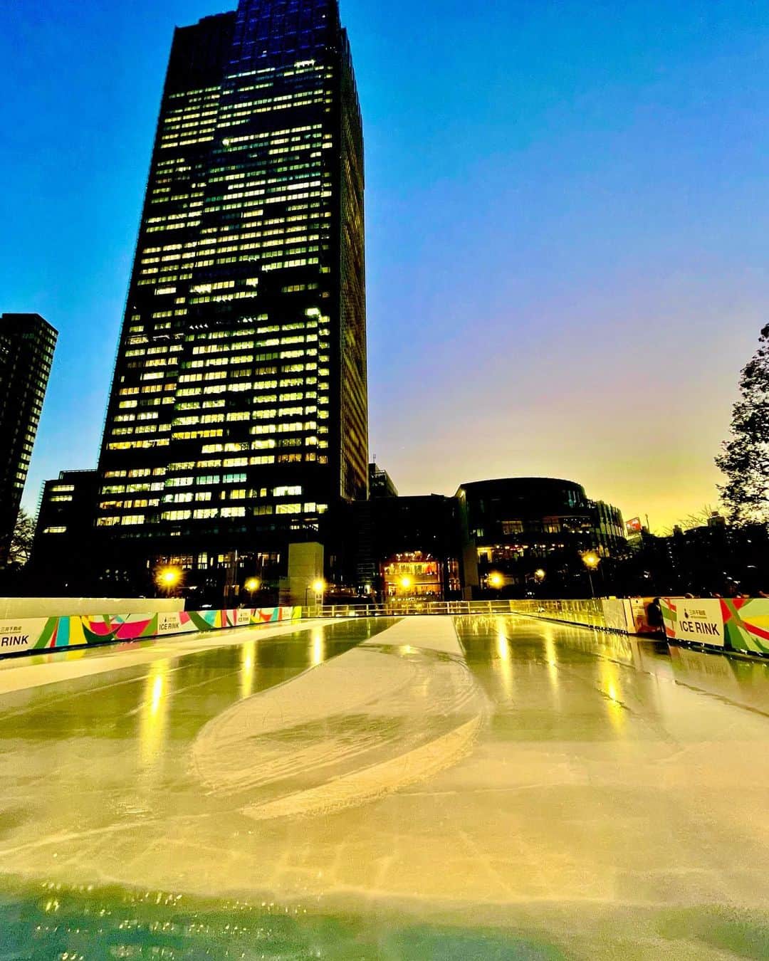 橘ゆりかさんのインスタグラム写真 - (橘ゆりかInstagram)「❄️⛸⛸❄️ ⁡ ⁡ 小学生ぶりのアイススケート🌟 寒かったけどロケーション最高だったよ〜☃️ ⁡ 調子乗って転びそうになったけどギリセーフ😂 ⁡ ⁡ ⁡ #アイススケート #ミッドタウン六本木 #橘ゆりか #シュプリーム #ニット帽 #supreme #gu #gu_for_all #六本木イルミネーション #⛸」1月12日 20時33分 - yuricalcal