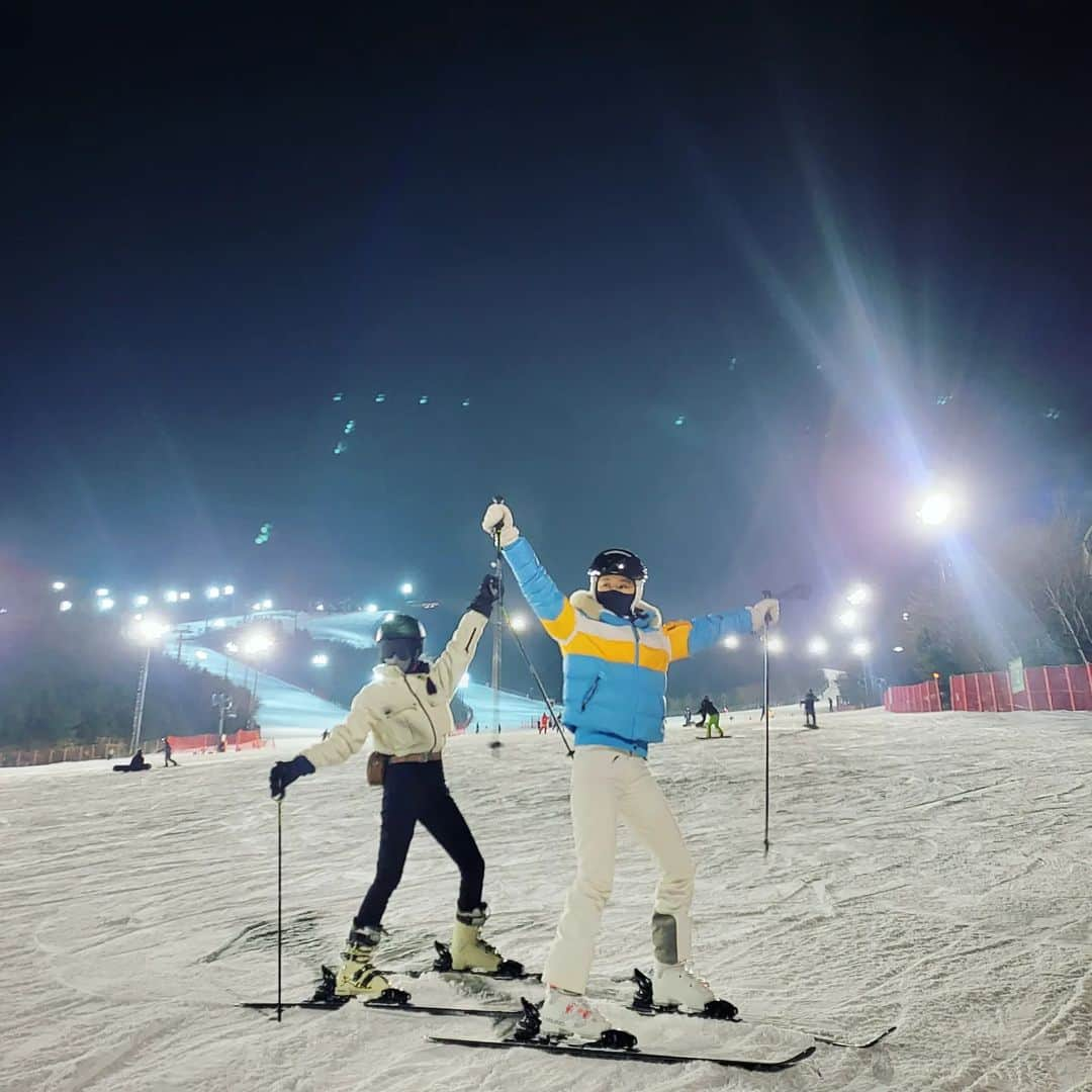 チョン・ヘビンさんのインスタグラム写真 - (チョン・ヘビンInstagram)「영하 10도에 굳~~~~~~이 스키를 타겠다고🎿❄ 턱에 고드름 만들어가며 발꼬락손까락 다 꽝꽝얼려가며 스키를 탄 이유는 새로산 스키복이 넘나리 맘에들기때문 기럭지야 힘내😤😬 . . 담엔 쫌 따뜻할때 오는걸로 . #안타까운내기럭지 #2센티만더컸으면 #영하10도는아닌걸로 #오돌오돌오돌뼈되어 #온몸이쑤셔온다 . . #코르도바 #스키웨어 #래드스토어」1月12日 20時40分 - heavenbin83