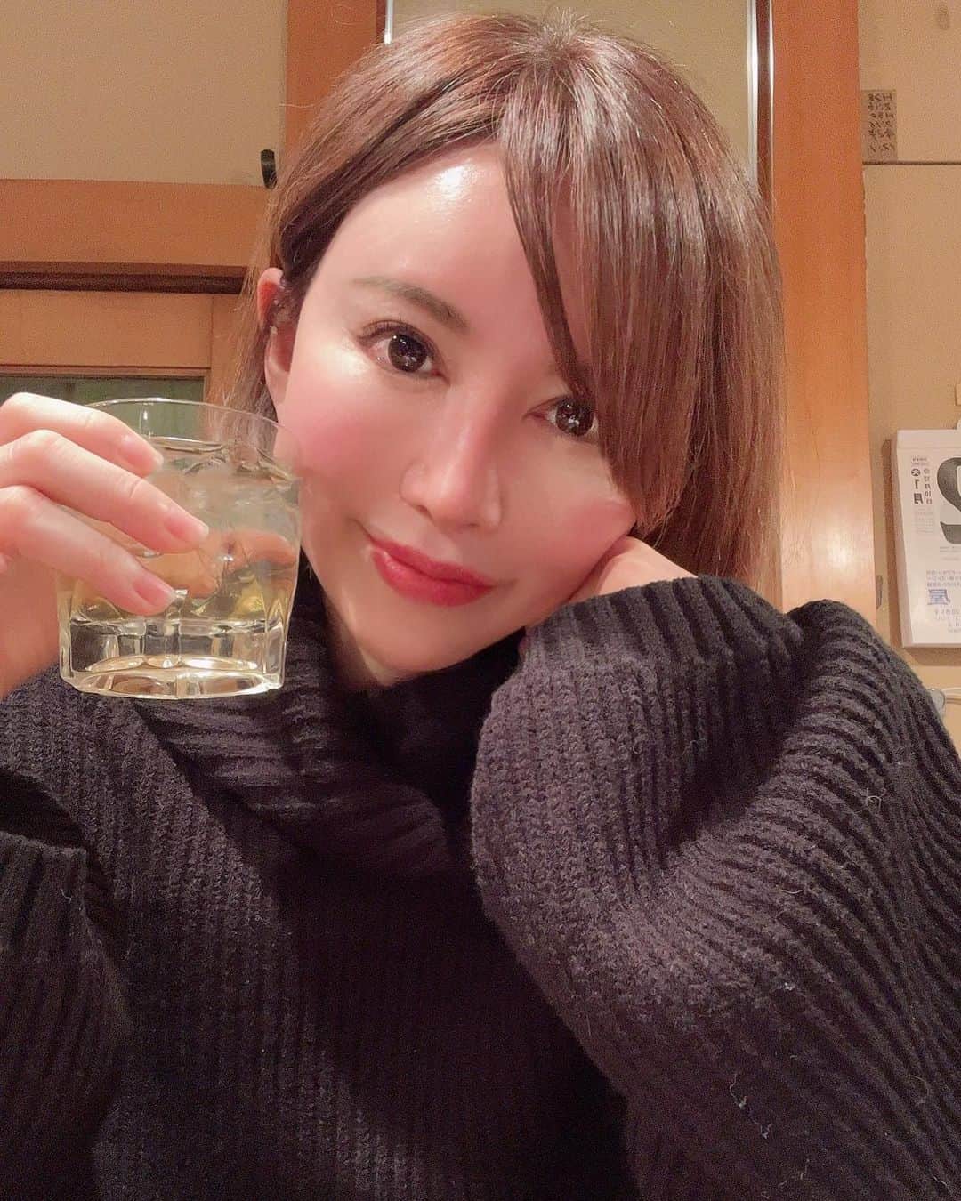 里美ゆりあのインスタグラム：「久しぶりの梅酒🥃ロック💜  #梅酒 #梅酒ロック #お酒 #ほろ酔い」