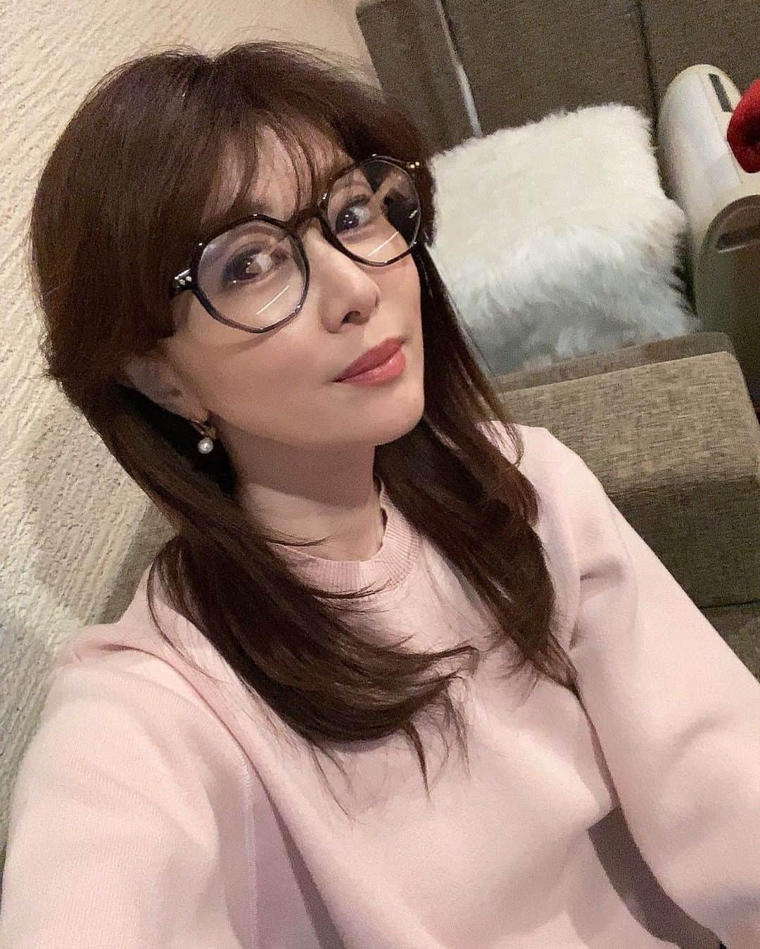 のインスタグラム：「今夜はYABEKEに来ました✨ それにしても寒い😨 明日はもっと寒いらしい💦  この寒い中でも来てくださるお客様に感謝ですね✨  夜は船橋記念の応援に行くのでダウン着て行こう💕 皆さんはどの馬から狙いますか🏇⁉️  #チーム地方競馬 #PR　 @nar_keiba_official  #40代  #矢部美穂」