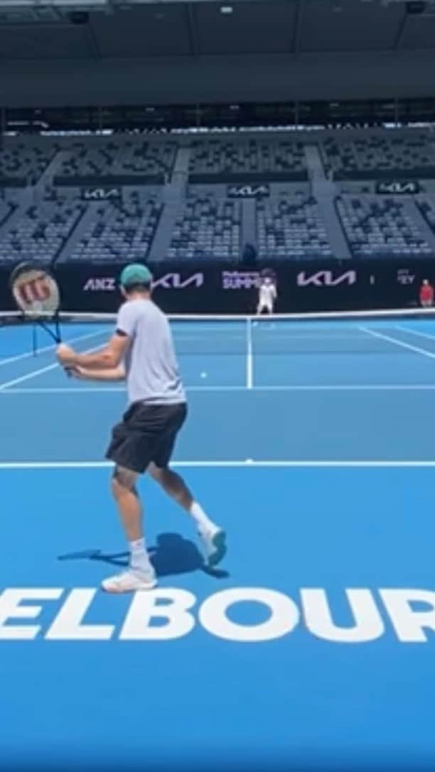 ロベルト・バウティスタ・アグートのインスタグラム：「Here we are 📍 @australianopen   Good practice 🎾 @stefanostsitsipas98   #RobertoBautistaAgut #Tennis #AtpTour #EHEF」