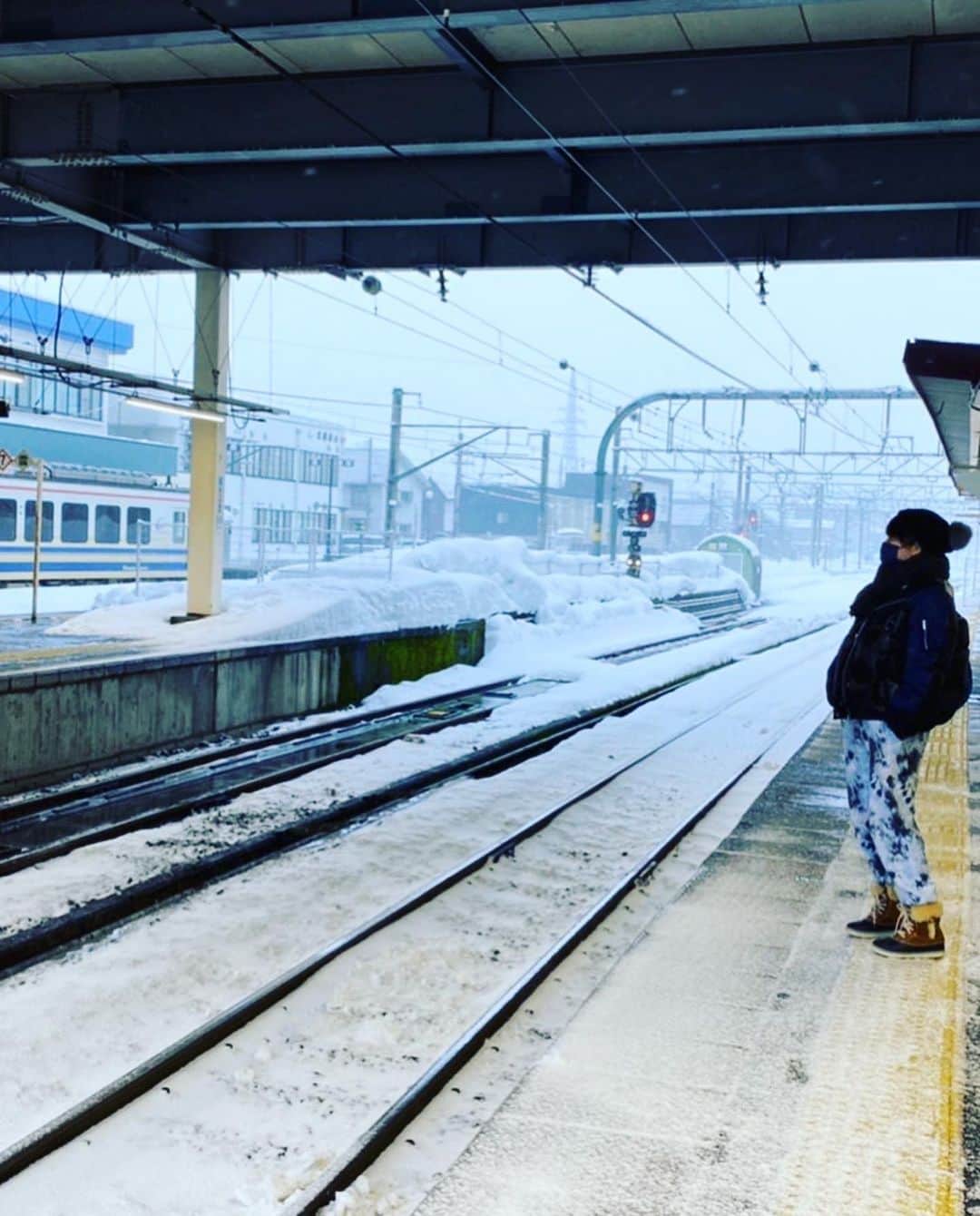 鈴木砂羽さんのインスタグラム写真 - (鈴木砂羽Instagram)「春からの下見と準備のために 新潟は十日町市へ🚃💨  初めて降り立ちました。 積雪量が多く、雪まつり発祥の地 だそうです☃️ 雪まつりって行ったことないから いつか来てみたいなー❄️  誰もいない駅のプラットフォーム、 降りしきる雪を眺めながら 未来の構想を練るワシ。。 なんちて！！ 寒くてボーッとしてしまいました😁  そして 今回もまたご縁が繋がりました💫  雪解けの頃には 皆さんにご報告できたらいいな😸  #新潟県 #十日町市 #越後湯沢 #北越急行ほくほく線  #越後魚沼小嶋屋総本店  #へぎ蕎麦 美味しかった😋でも、、 #カレーラーメン に再チャレンジしたい🤣」1月12日 21時05分 - bombon_sawa