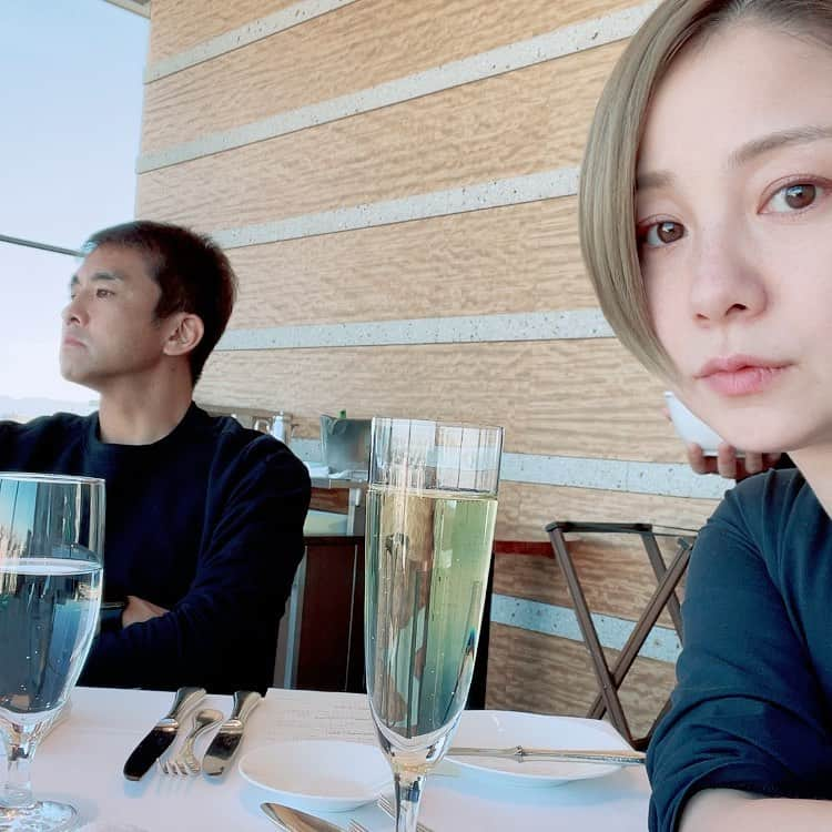 田中美保のインスタグラム：「コメントやDMでお祝いメッセージありがとうございます😭  39歳… 30代ラストの1年になりましたぁ〜💁‍♀️💁‍♀️💁‍♀️  中学生の頃から雑誌のモデルをさせていただき…気づけばもう30代も残り1年🥺 こんなに長くお仕事を続けてこれたのも皆様の応援📣あってなので 本当に感謝でしかないです😭🙏😭🙏  コレからも頑張れるまで頑張らせてください😊😊😊  感謝の気持ちと初心を忘れずにこの一年も駆け抜けたいと思います‼️  今日は贅沢にも夫とバースデーランチ♡ 夜はケーキ🎂で子どもとお祝い 👦早くケーキを食べたかったらしくすごい早口でハッピーバースデー♪を歌ってくれすごい早さでロウソク吹き消し"👦はイチゴ🍓ケーキにする"と…😂😂😂 食べながらでてきた言葉は "めっちゃ美味しい"😂😂😂  うん、君たちが元気で幸せならそれが最高の誕生日プレゼント🎁ですwww (誕生日しょっぱなから下の子の夜中の2時間覚醒と上の子の朝の超絶グズグズで朝から白目だった事は忘れようw)  皆さまにとっても幸せ多き1年になりますように⭐︎  #バースデー　#1/12 #同じ誕生日の皆さんもおめでとうございます」