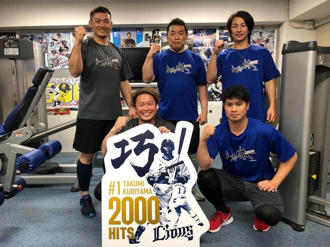 岡田雅利のインスタグラム：「みなさん！！やりました！！😍🤲 岡田雅利2000本達成です！！㊗️㊗️ すいません、、、調子のりました、、、😱😱😱 今日もトレーニングいってきました！！🙇‍♂️ そして　ストロングス様より Tシャツとバッグ 🥰㊗️👍いただきました！！😍👏 いいでしょー？？欲しいでしょー？？あげないよー笑 また自主トレの様子乗せていきますので見てください🤝🤝🤝 #ストロングス #いつもありがとうございます🙇‍♂️」