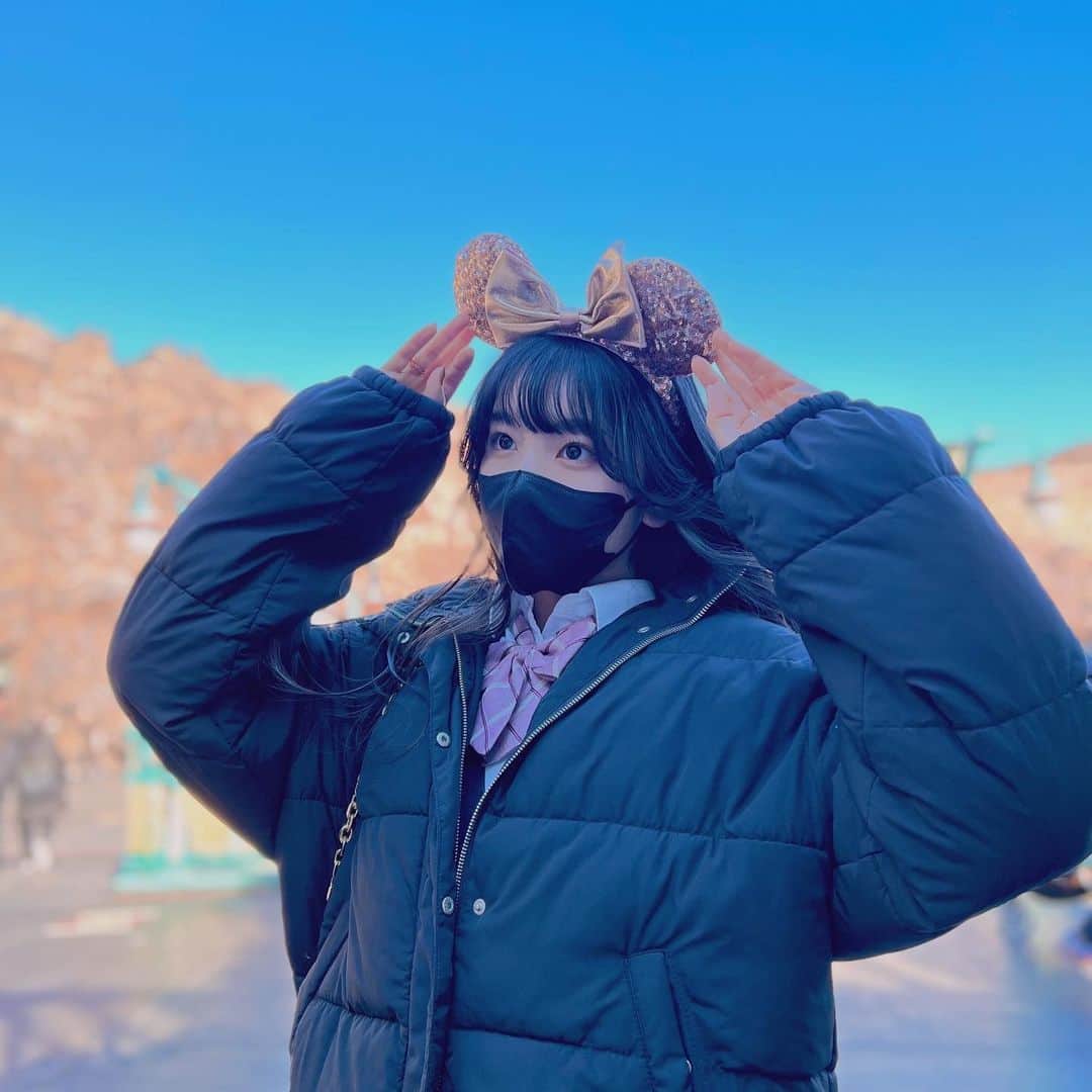 のインスタグラム：「ディズニーシー♡🐭🏰 修学旅行がどこかへ消えてしまったので、卒業旅行代わりとして友達と行ってきました(っ´ω`c) すごく楽しかった🥰 ・ #卒業旅行 #ディズニーシー #ljk #ljkの素敵な思い出 #制服ディズニー」