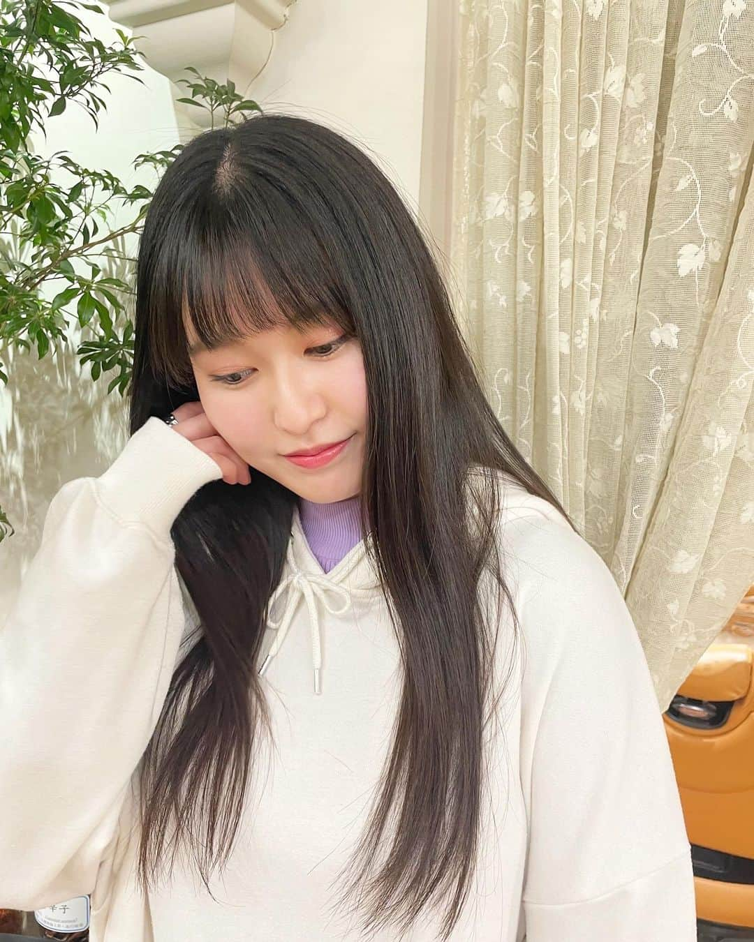 未梨一花さんのインスタグラム写真 - (未梨一花Instagram)「きょう   大事な撮影に備えて #ofhair さんへ‪✂︎‬   いつもお願いしている 酸熱トリートメントの効果が持続中なので 今回は通常のトリートメント🧴 それでも十分な仕上がりでした！   何より前髪がすっきりして最高💯✨   @t_hirose__ ありがとう！！ 2022年もお世話になります🙇🏻‍♀️     #ofhair銀座 #オブヘア #銀座 #美容院 #ヘアサロン #ヘアケア #トリートメント #前髪カット #黒髪 #ロングヘア #みりいちコーデ #wego #gorge」1月12日 21時33分 - 1ka__3ri