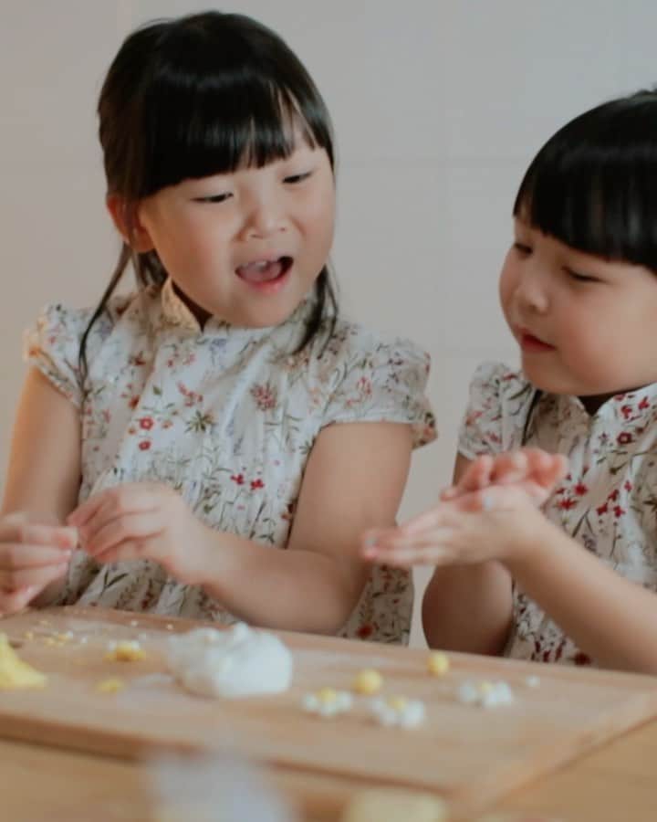 MOMOツインズのインスタグラム：「Two sou chefs and a little food critic! Our kitchen is bustling with activities this season, kids got hands-on making tangyuan and CNY cookies. They enjoyed decorating their own. All that is left for me to do is to make sure that our kitchen stays clean and organized throughout!   With the new @scotchbritesingapore Glass Cooktop Cleaner range, I can finally get shining, scratch-free stovetop thanks to their breakthrough design and micro-texture scrubbing surface technology. Using just water, it comes with a comfort-grip handle that allows for easy cleaning. The perfect tool to start that Spring cleaning for CNY!   Glass Cooktop Wand (Promo price) $11.50 (U.P $12.90) Glass Cooktop Pad (Promo price) $$7.00 (U.P $7.90)   #BeScotchBriteClean #HomeWithScotchBrite #ScotchBriteSG #CleanlinessCounts #CleanChangesEverything #SP」