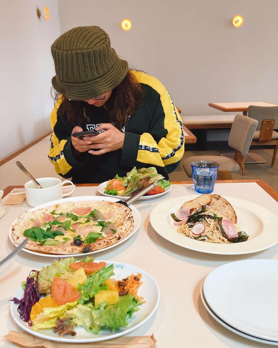 桐明輝子のインスタグラム：「.  美味しそう~‼︎ パシャ  カメラ目線(写真待ちの顔)  撮り終えて、よし。  いただきま~す‼︎  パクっ、パイナップルオイシ🍍💗の顔  とある日の一コマ  #最近お気に入りの帽子 #highland2000 #🦬  #可愛すぎてBlackとGreen選べず結果両方買う #fenty #fentypuma #fentyxpuma  #green×yellow  #pizza #pasta #salad  #昨年からメガネかけるようになりました #最近携帯見てると目がやられます #そりゃこの近さで常に見てたら目も酷使されるよ #ブルーライトと紫外線カット #髪の毛燃えたわけじゃありません #髪の毛寝癖じゃありません #いや、半分寝癖も入ってるかも #セットする時間が無かったのさ  #映え  #と言わせてください  最後に１つ。 サラダまじで美味しかった🥗🍊🍍」