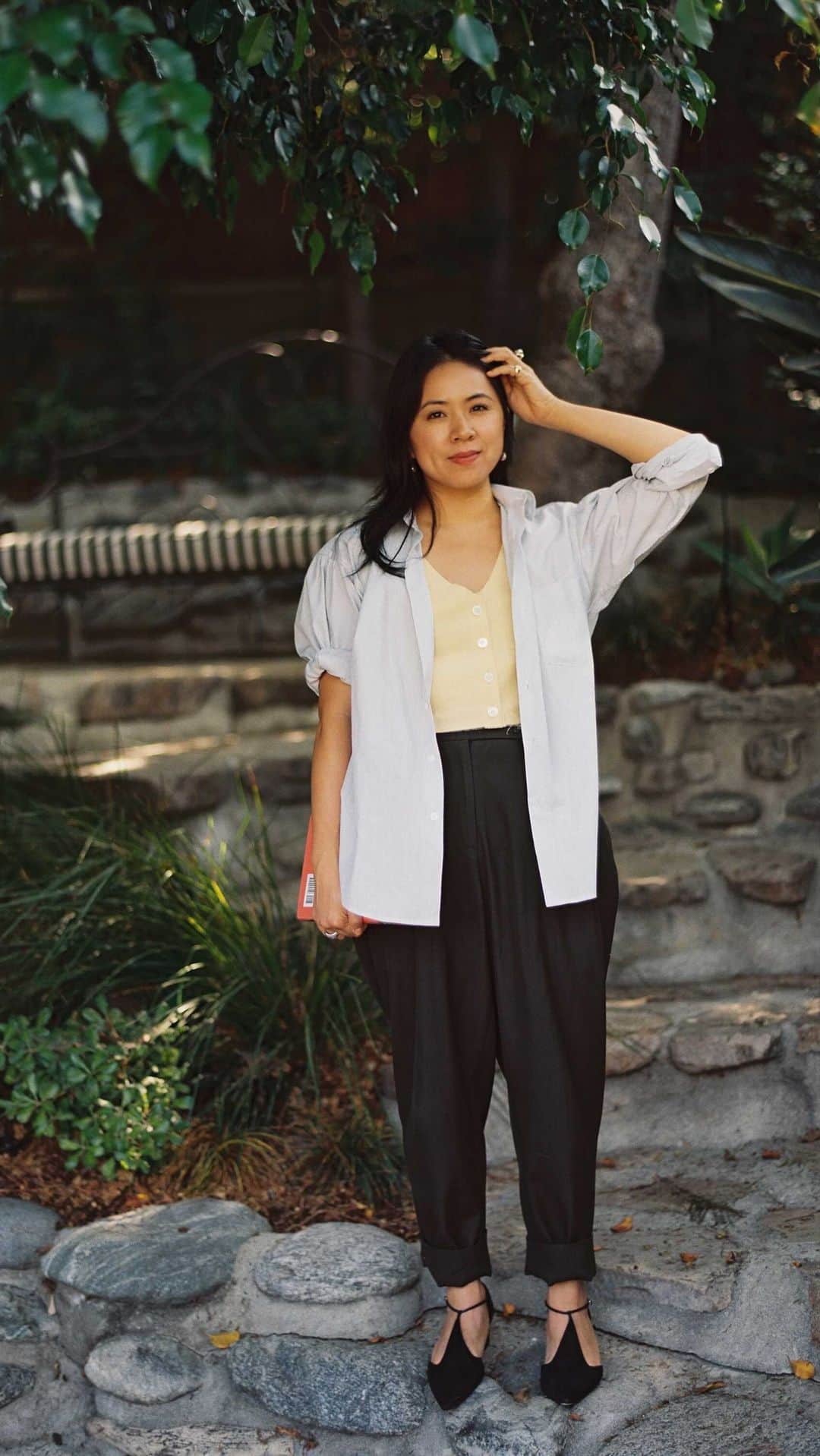 Kinfolk Magazineのインスタグラム：「“It’s interesting to me that technology is at a point now that I can chat to my tailor on a video call, even though we are across an ocean from each other. I haven’t been able to travel to Asia because of the pandemic, but I’ve still been able to come up with new collections.“—@chelseamak_. In Slow Systems, our partnership with @samsung, we’re exploring how technology allows creative professionals around the world to find meaningful moments throughout the day. For designer Chelsea Mak, it’s a way of ensuring she moves at her own pace—whether that’s by choosing long-distance calls over international travel, or using social media to promote collections released at the moment that’s right for her. Watch the full interview series now at kinfolk.com/slow-systems.」