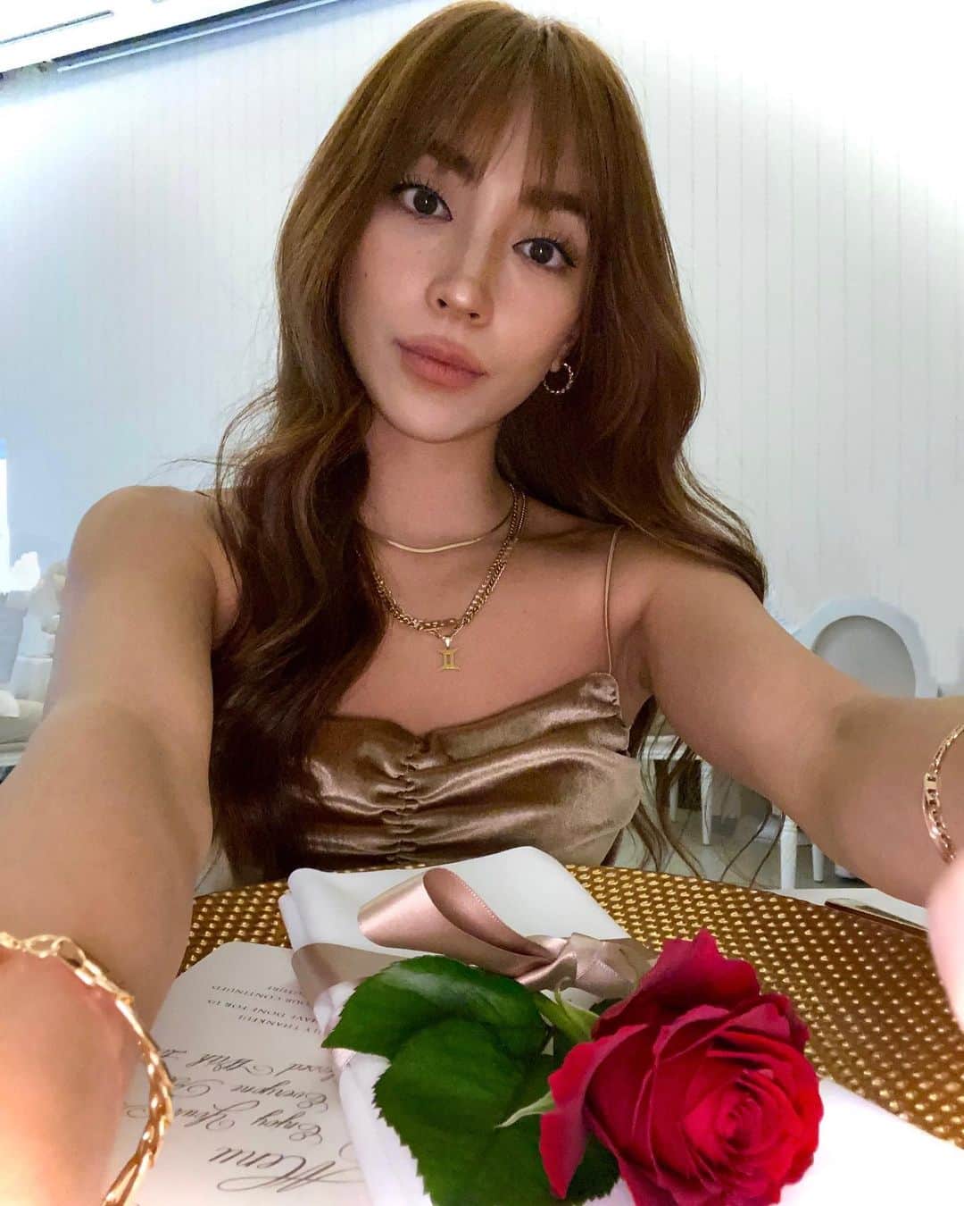細井宏美のインスタグラム：「何も気にしないでいいオシャレはいつだって楽しい‼︎✨🤎 &いい写真に限って半目。けど半目顔の方が自然体で私らしい💯  #gold#christmas#wedding#シラフ」