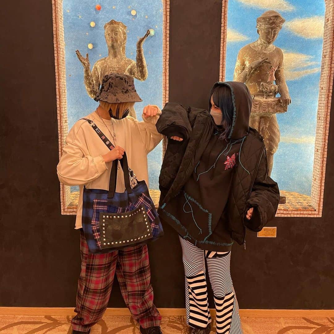 LiSAさんのインスタグラム写真 - (LiSAInstagram)「冬服おにかわ👑🤜🤛 @royreflectoverjoy.official  #おそろい」1月12日 22時23分 - xlisa_olivex