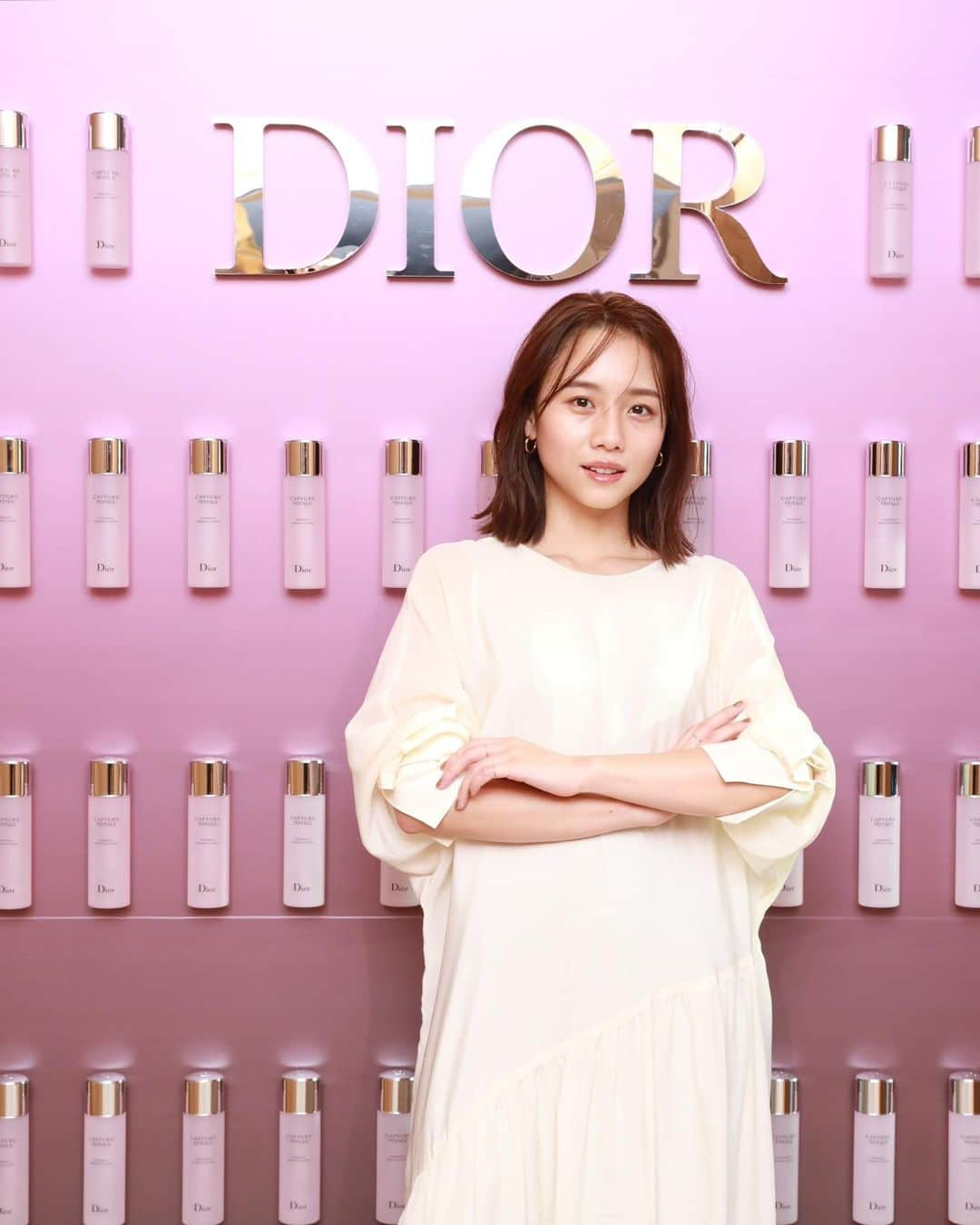 伊原葵さんのインスタグラム写真 - (伊原葵Instagram)「DIOR CAPTURE TOTALE 新美容液ローションが誕生 ということで、一足お先に体験してきたよ✨  手の甲で肌診断してもらったんやけど before→afterで55%もうるおいが アップして😳浸透力がすごくて、 なめらかになったし、トーンアップも✨ 手の甲だけでも魅力を感じることが出来て感動！！  再起動させてくれるローションみたい✨ とろっとしたテクスチャと香りが好み☺️ さっそく顔にも使ってみよう〜♡  #カプチュールトータル #capturechange #ad」1月12日 22時27分 - aoi186