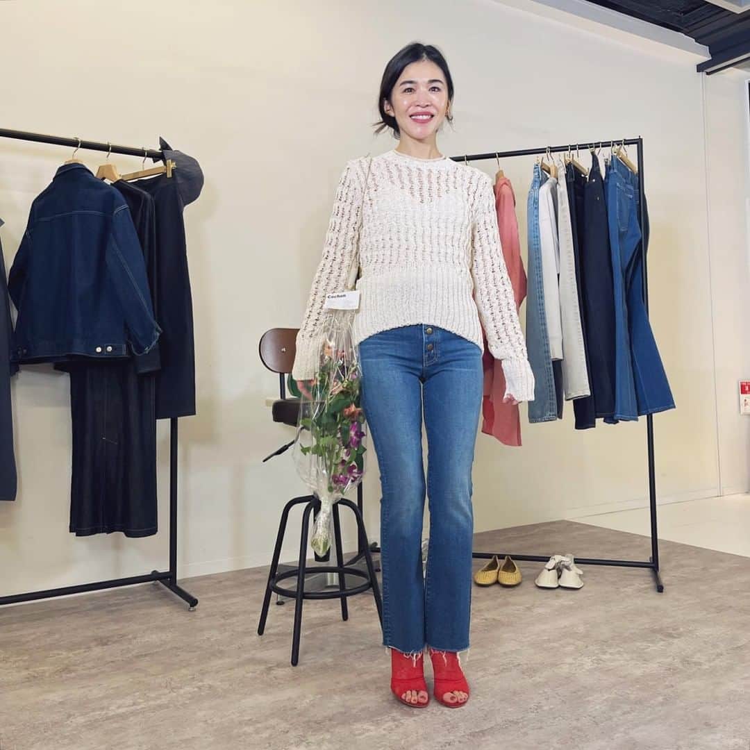 のインスタグラム：「#ありがとうございました#i♡DENIM #HBブーケのバック💐ありがとう#今日もいい1日の終わりになりました♡  今あんこを食べながら @iena_jp のスタッフのみんなの顔を思い出していて  お洋服は作られてみんなの手に届くことができるのは、かかわるいろんな人の想いの重なりでできています  そういうのが全部セットで誰かが素敵になっていくのかもしれません  いいですよね、そういうの☺️」