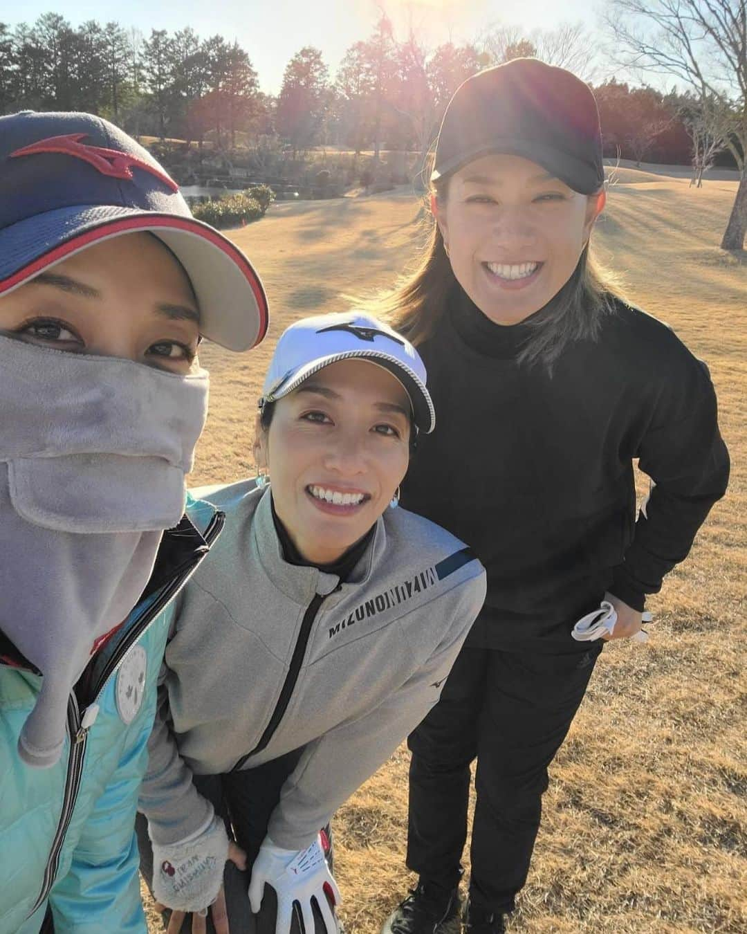 藤島妃呂子のインスタグラム：「昨日の雨が嘘の様に晴天の1日でした☀️朝から空気が澄んでて東京の空が青くて眩しかった〜✨  でもやっぱり外は寒いのね〜。  今年初打ちゴルフは久保姉妹と😍 @kubo_twins  @vasally1148   久しぶりの18ホール歩いてのラウンドは刺激的でした！  18ホール笑いっぱなし〜たくさん笑った〜😆  ありがとう❤️  #ゴルフ #初打ち #双子姉妹 #初笑い #遅い？」