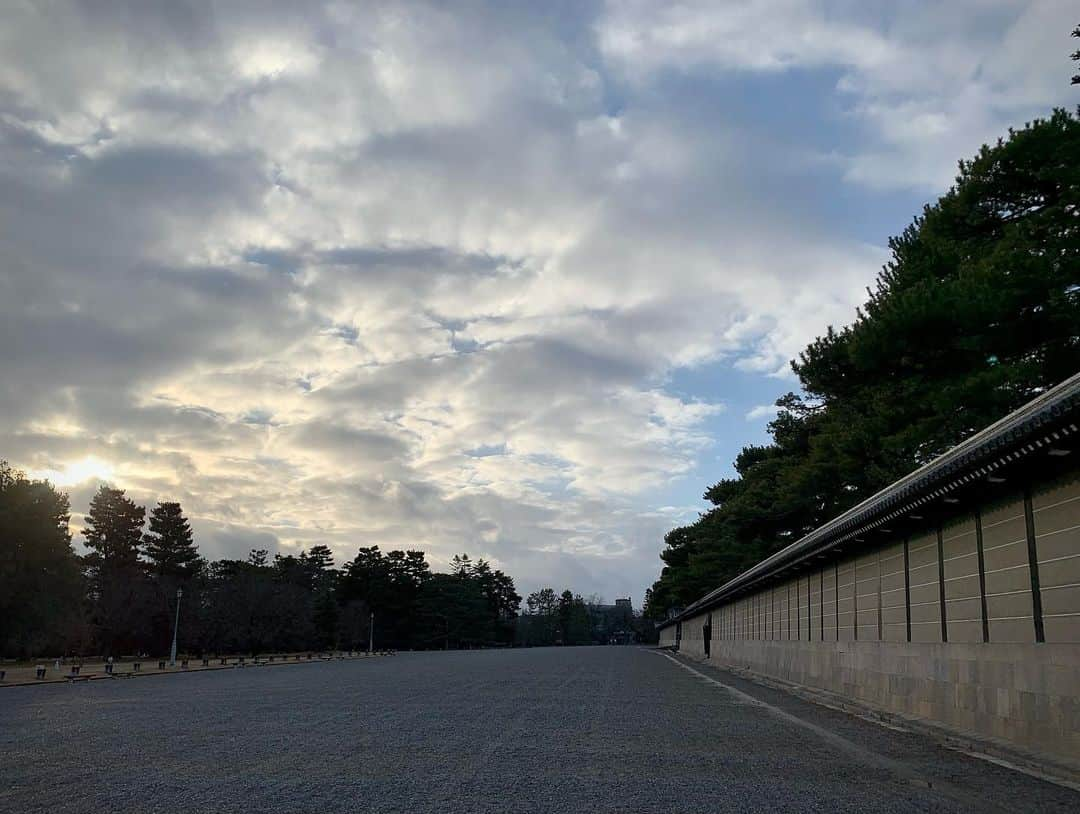 小田飛鳥さんのインスタグラム写真 - (小田飛鳥Instagram)「無性に祖父母に会いたくなって前日に思い立って京都へ。 可愛がってくれた曽祖母、ご先祖様にもご挨拶😌🙏 その後は京都御所と先斗町、最後は可愛い従姉妹ちゃんにも会えてトンボ帰りとは思えない充実した一日でした☺︎ #大谷祖廟 #京都御所 #先斗町 #京都 #kyoto #日本 #japan」1月12日 22時57分 - asuka_oda_0320