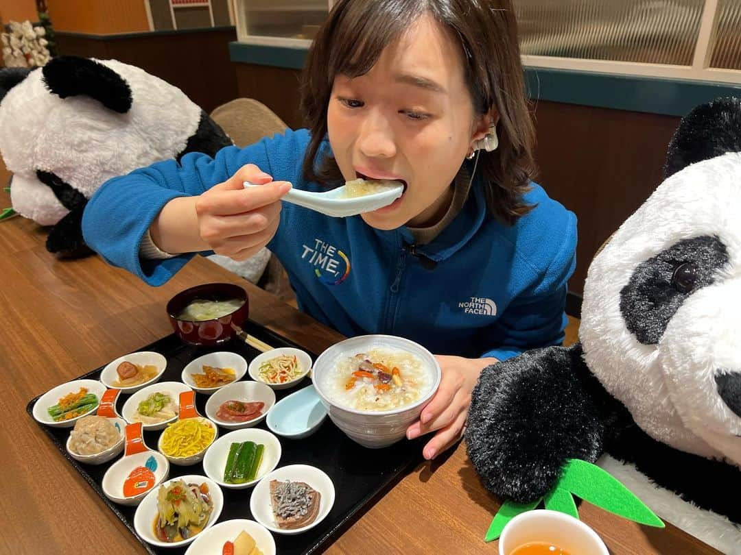 篠原梨菜さんのインスタグラム写真 - (篠原梨菜Instagram)「パンダ🐼と心もお腹も満たされる中華を🥟  #朝5時の美味time 今朝は東京・浅草の ファミリー中華レストラン　パンダに！🐼 先月オープンの中華料理店です！  ソーシャルディスタンス確保のために置き始めたパンダが話題に🐼リアルな可愛さ🐼(パンダの後ろ姿が好きなんですが忠実に再現されていました)  人気メニューは15品の朝食御膳です。 美容などに良いクコの実やなつめなど5種の薬膳が入ったおかゆと、点心やお漬物など...たくさん！ 翡翠海老餃子やシュウマイなど、優しいおかゆをすくうれんげがどんどん進む味付けでした！ 美味しいだけじゃなく、身体にも良さそうな朝ごはん！  こちらのパンダにも会いに来てみては？  #thetime_tbs #パンダ #ファミリー中華レストランパンダ  #浅草  #浅草グルメ  #中華料理 #朝ごはん #薬膳 #tbs #tbsアナウンサー  #篠原梨菜」1月12日 22時57分 - shinorinatbs