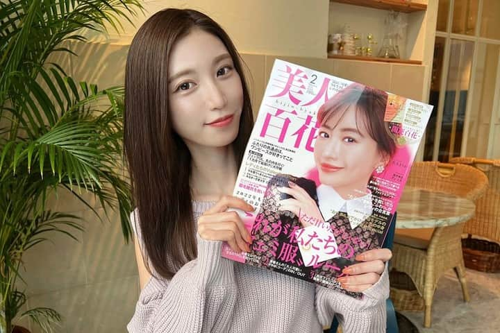 阿野いずみのインスタグラム：「【ご報告】  雑誌「美人百花 」の専属読者モデルとして活動することになりました♡  本日発売の美人百花2月号から誌面に載せていただいています🌼  全国の書店やコンビニにあるので、ぜひお手にとって見ていただけると嬉しいです☺️  これからの活動が楽しみです♡  そして、憧れの雑誌｢美人百花」に見合う女性になれるよう日々努力していきます✊✨  .  #美人百花 #美人百花flowers #レディコーデ #フェミニンコーデ」