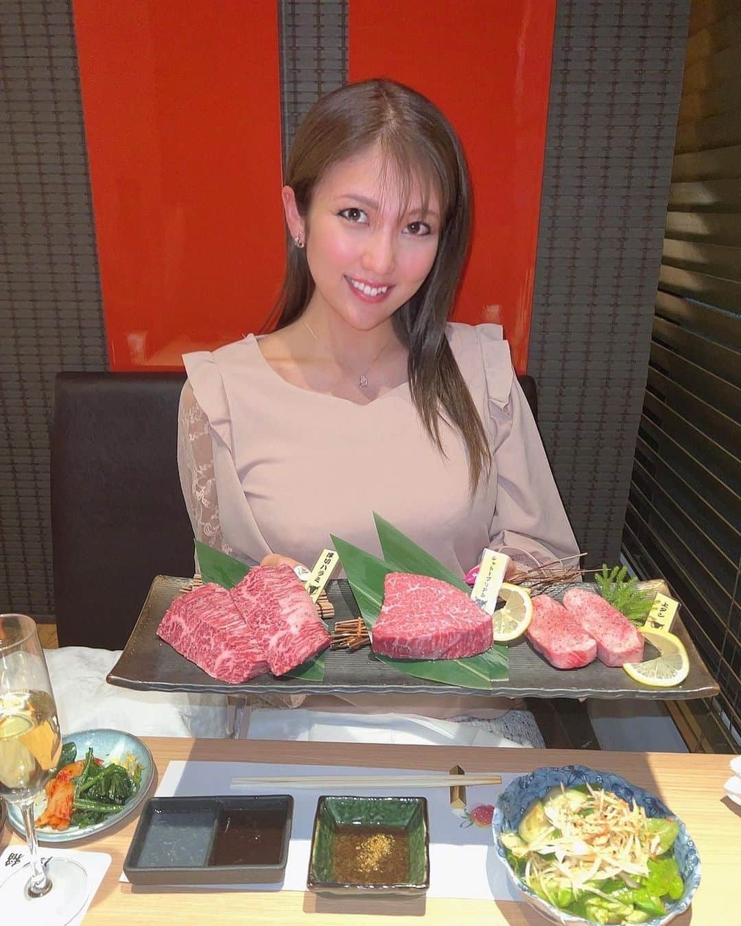 神谷麻美さんのインスタグラム写真 - (神谷麻美Instagram)「#焼肉　輝コース食べたよ🥰💕💕  新潟の雪室で熟成させたA5黒毛和牛のお店で、低温焼肉してるから、シャトーブリアン、厚切りハラミ、厚切りタンなど、どれも柔らかくて美味しかった🥰💗✨  黒トリュフとフォアグラ茶碗蒸し美味しすぎたぁ🥰💕  フォアグラ、トリュフ、キャビア、うに、いくらなどの贅沢なコースで、全部とても美味しかった🥰🐃💕💕  #肉パフェ 💗✨   #にく稲 🍀  #六本木焼肉 #六本木ディナー」1月12日 23時15分 - asamice428