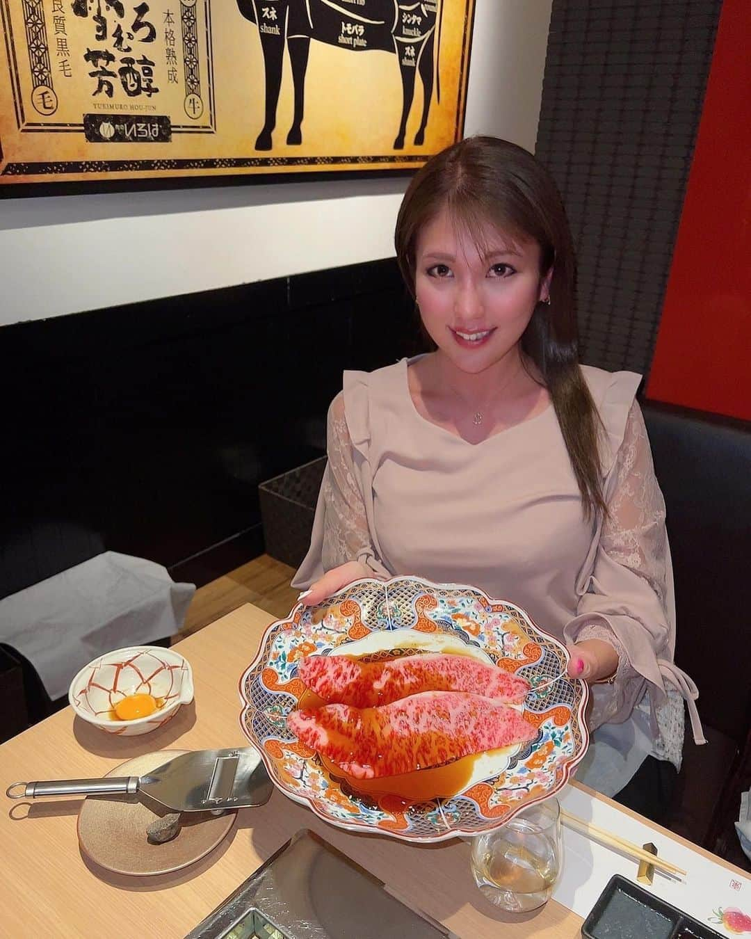 神谷麻美さんのインスタグラム写真 - (神谷麻美Instagram)「#焼肉　輝コース食べたよ🥰💕💕  新潟の雪室で熟成させたA5黒毛和牛のお店で、低温焼肉してるから、シャトーブリアン、厚切りハラミ、厚切りタンなど、どれも柔らかくて美味しかった🥰💗✨  黒トリュフとフォアグラ茶碗蒸し美味しすぎたぁ🥰💕  フォアグラ、トリュフ、キャビア、うに、いくらなどの贅沢なコースで、全部とても美味しかった🥰🐃💕💕  #肉パフェ 💗✨   #にく稲 🍀  #六本木焼肉 #六本木ディナー」1月12日 23時15分 - asamice428