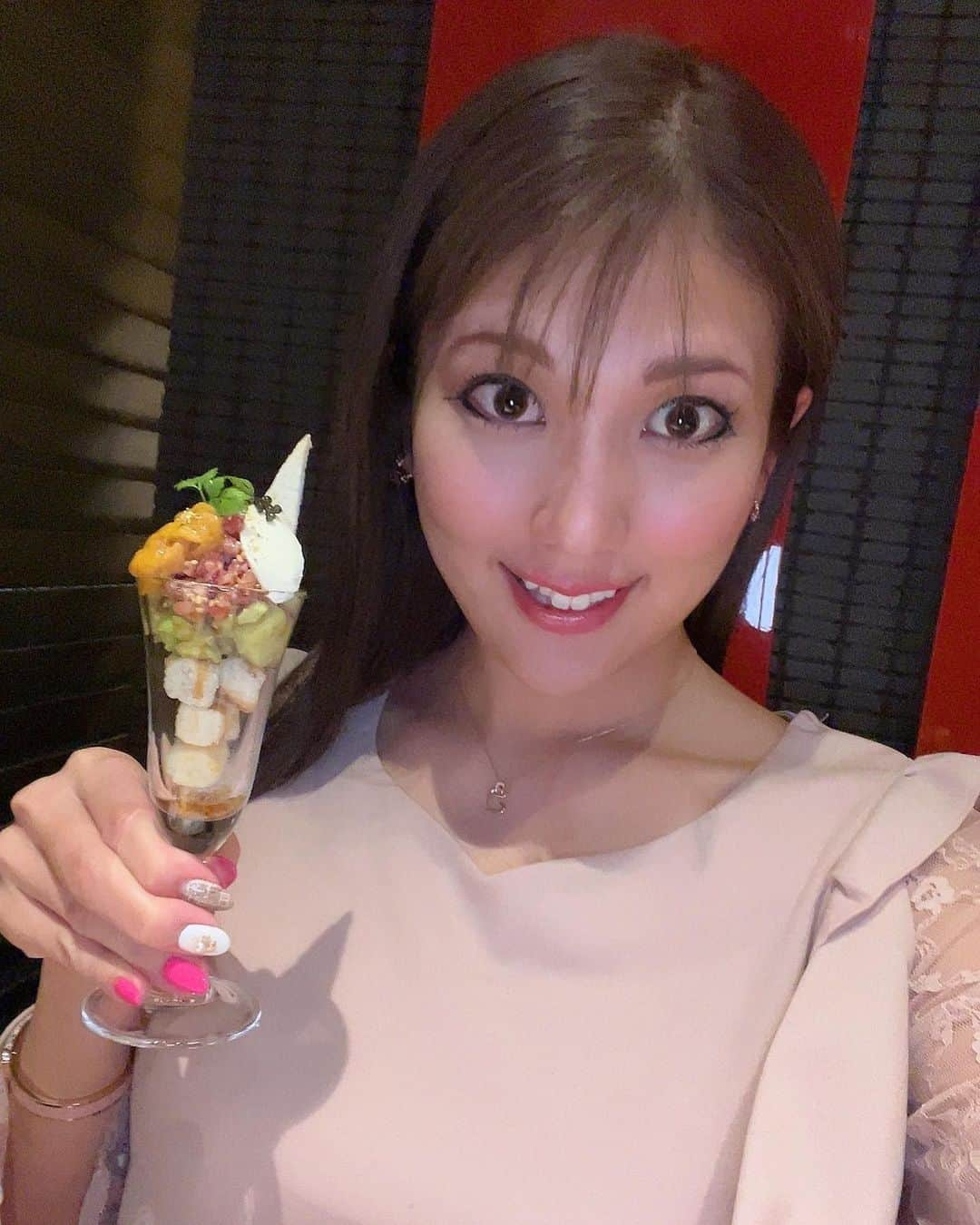 神谷麻美さんのインスタグラム写真 - (神谷麻美Instagram)「#焼肉　輝コース食べたよ🥰💕💕  新潟の雪室で熟成させたA5黒毛和牛のお店で、低温焼肉してるから、シャトーブリアン、厚切りハラミ、厚切りタンなど、どれも柔らかくて美味しかった🥰💗✨  黒トリュフとフォアグラ茶碗蒸し美味しすぎたぁ🥰💕  フォアグラ、トリュフ、キャビア、うに、いくらなどの贅沢なコースで、全部とても美味しかった🥰🐃💕💕  #肉パフェ 💗✨   #にく稲 🍀  #六本木焼肉 #六本木ディナー」1月12日 23時15分 - asamice428