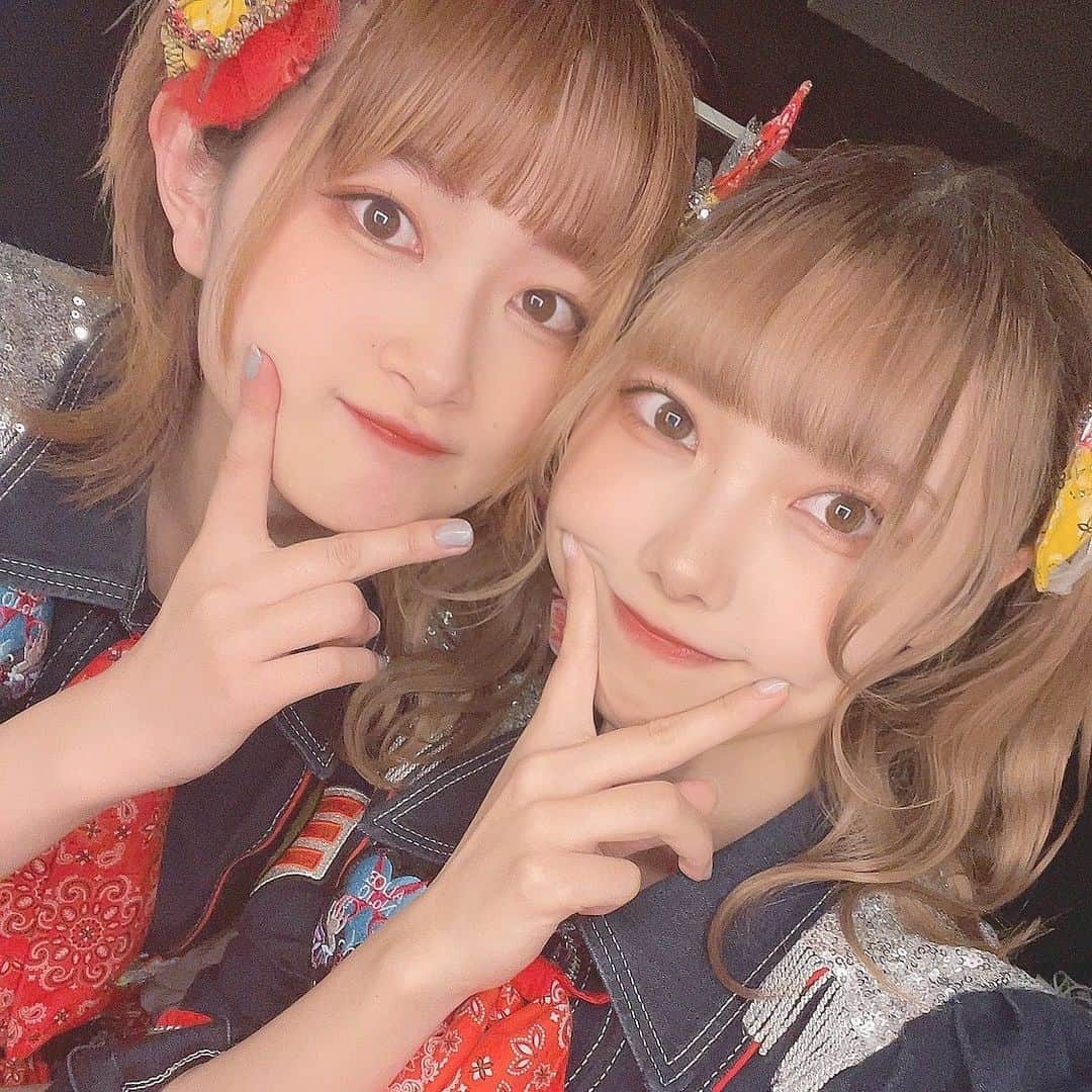 大鈴はるみさんのインスタグラム写真 - (大鈴はるみInstagram)「.  Q.せりちゃんと付き合ってるの？？ ▶︎最近なぜかすごく聞かれる…！！！なんで！！！笑 まぁ、せりのことは私がこの世で1番好きだよ🥰  Q.アイドルになって良かったと思いますか？ ▶︎良かったと思います！！普通に生きてたら経験できないことをとても沢山させてもらってるし、今しか出来ないアイドルを続けられてとても幸せです☺️ アイドルを始めてなかったらみんなに出会えてないし！最高！✌️  Q.可愛さに惚れた笑 ▶︎最近可愛いって言ってもらえることが増えて嬉しいです！可愛くなれるように頑張るね🐻‍❄️✨」1月13日 0時34分 - osuzu_harumi