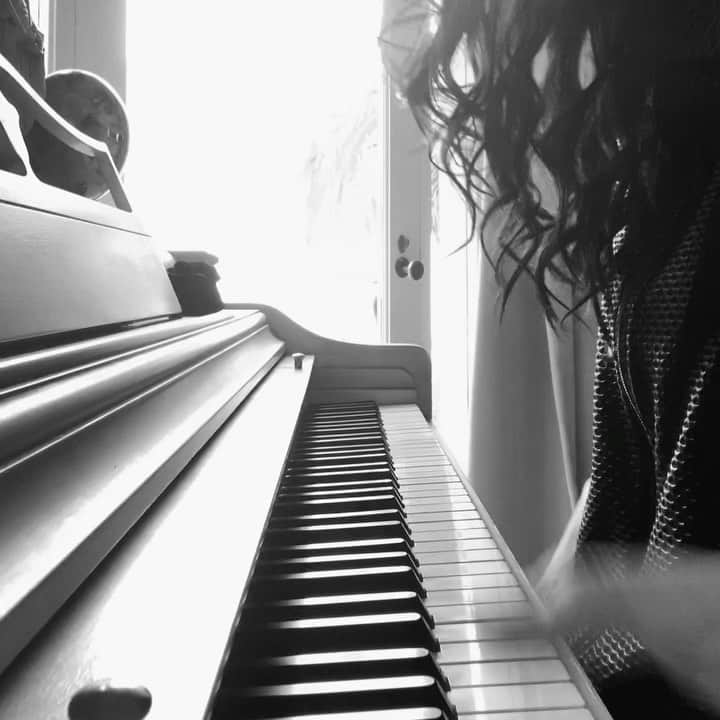 キム・リーのインスタグラム：「#hillsongworship #whatabeautifulname  #pianocover」