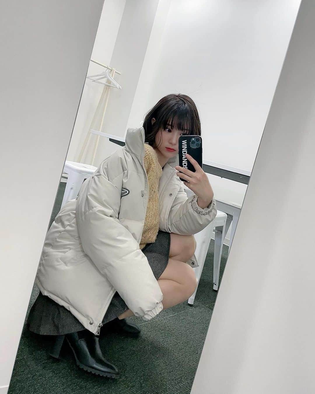 西原愛夏のインスタグラム：「おにゅーのアウターでおにゅーの髪✨  アウターは暖かいから寒い時はとりあえずこれ羽織っておけば安心✨そしてめちゃくちゃ軽いの♥︎  髪は昨日、仕事に行く前にカットカラートリートメントしてもらいました( ᵕᴗᵕ )✩⡱ かなりバッサリいきました✂️ 好評で嬉しい🥰  ✧*̣̩⋆̩ーーーーー最新告知ーーーーーーーーーーー✧*̣̩⋆̩☽ ．  【1月】✩随時更新していきます✩ 1 AbemaTV ミッドナイト競輪 2 AbemaTVミッドナイト競輪 10 AbemaTV ミッドナイト競輪 12 AbemaTVミッドナイト競輪 15 AbemaTVミッドナイト競輪 17 週刊ポスト グラビア掲載 24 ？？？？ 29 『鏡の中の私』リリースイベント in ソフマップAKIBA パソコン・デジタル館8F     ♛ーーーーーーーーーーーーーーーーーーーーーーーー♛  🌟平塚競輪場イメージキャラクター   🌟エレアリーナイトブラ 公式モデル  ‪‪🌟パチンコ新台 『暴れん坊将軍』演出ドラマ ー お紗江役  🌟4月2日 劇場公開 映画｢ホムンクルス｣ 女子高生役 🌟6月4日 劇場公開 映画｢グレーゾーン｣ 黒崎一葉役  🌟小学館 ｢月刊＋｣ 電子写真集 発売中 🌟sabra net グラビア掲載中 (電子写真集もっ) 🌟1~5th DVD 発売中  🌟Amazonプライム 『なぎスケ！2』42.43話  🌟LINEスタンプ『歯科衛生士アイドル西原愛夏』発売中  ✧*̣̩⋆̩☽⋆ーーーーーーーーーーーーーーーーーーーー✧*̣̩⋆̩☽⋆゜  👑西原愛夏 ブランド『M collection』販売中❀ アカウント(@m.collection2020 )  🎦YouTube 『まなかチャンネル』で検索🔎  Twitter🕊 manakanishihara で検索  ✧*̣̩⋆̩☽⋆ーーーーーーーーーーーーーーーーーーーー✧*̣̩  ･  #西原愛夏#歯科衛生士#現役歯科衛生士  #歯科衛生士タレント#歯科#白衣#タレント#グラビア#アイドル#女優#コスプレ#Cosplay#talent#Japaneseidol #japanesegirl#dentalhygienist #탤런트#아이돌 #치과위생사 #치과 #日本女星#天赋#偶像#アパレルブランド#アパレルオーナー#McollectionR#プロデュースブランド」