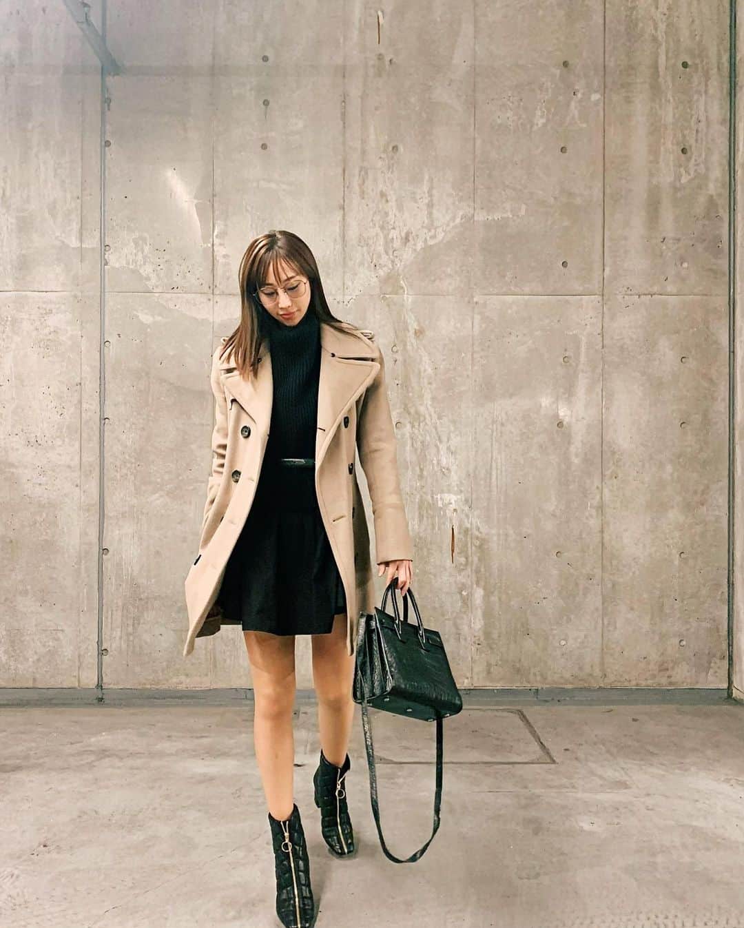 秋倉諒子のインスタグラム：「私服見たいって声多くて嬉しい!🙂 メガネは普通の度入りです👓 coat @burberry  bag @ysl  shoes @lautrechose  onepiece @zara  Knit best & belt 韓国」