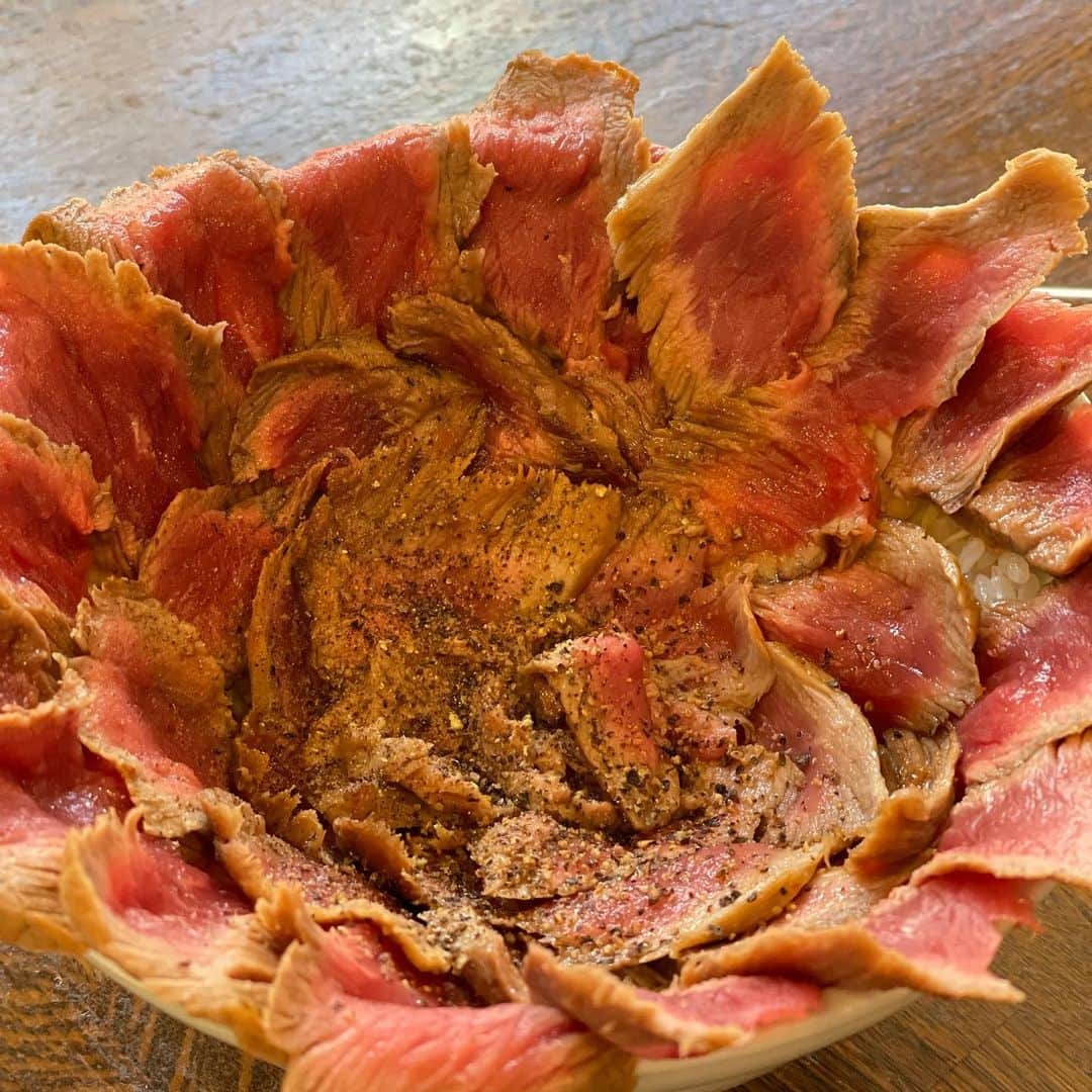 橋本志穂さんのインスタグラム写真 - (橋本志穂Instagram)「薔薇の花みたい♫  ご飯を半分に減らしてもらったので 丼の真ん中が凹んでしまって、 営業妨害みたいになったらどーしよ😅 ご飯は半分なのでこんな形ですが、 とにかく、肉量が半端ない フツーの「がぶ丼」 大盛りとかじゃないのにこのボリュームなんだよ〜😄  武蔵小山の近くにある ローストビーフのこの丼が有名な 「がぶ」にやっと行けました〜❣️  この日は夫を品川駅到着が 12:30だったの。 「お！ランチ時じゃ〜ん」と 朝から何も食べず、 帰りに一緒にランチしようとワクワクしながら迎えに行ったら 「食べてきた」となもし？！！  😭😭😭😭😭  ほんじゃぁ帰って何か作るか、、 マックのドライブスルーみたいなのにするか、、、と思ったら 「そうだ！ずっと行きたかったがぶの前通る❣️」と思い出して〜 夫は車の中でテレビ観て待ってたので テイクアウトせずにお店で がぶがぶといただきました。  注文してその場で焼いて切って、、 盛り付けもすごく豪快❣️ ご飯半分って言わなきゃよかった💦 ご飯がすすむのよーー 肉が余って仕方ないくらい。  ペロリと美味しくいただきました〜  でも一人で食べるのは 寂しいねー😜  #ローストビーフ丼  #がぶ #武蔵小山 #ランチメニュー豊富」1月13日 3時56分 - shihohashimoto3
