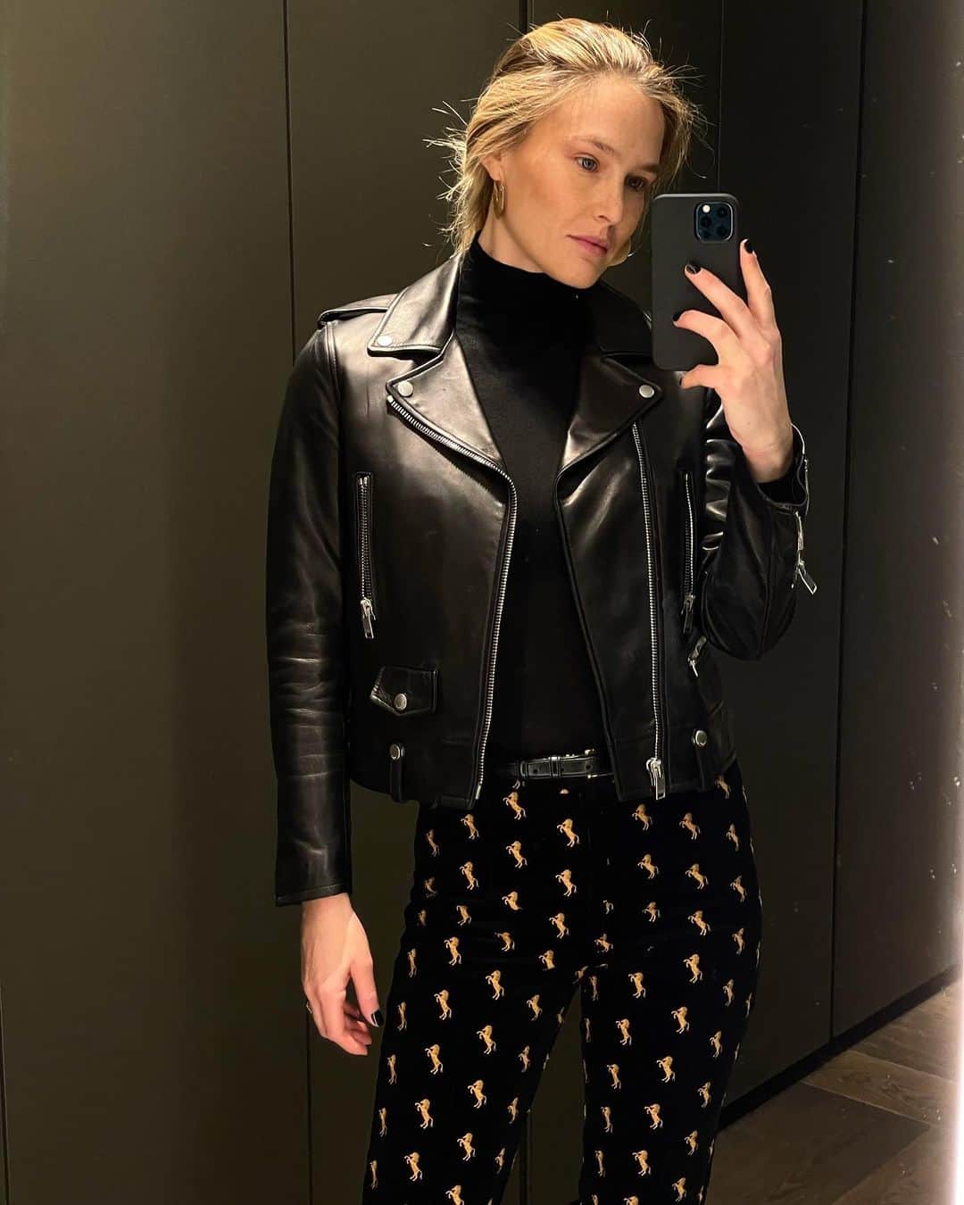 バー・ラファエリのインスタグラム：「🐴」