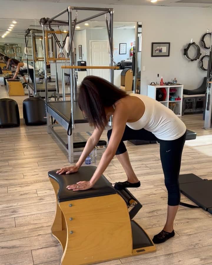 ロッチェル・エイツのインスタグラム：「Getting my Pilates Therapy session in w/ @katmandancer May not look that hard but it is! Lol Working the core, glutes and back simultaneously. #strongcorestrongbody ♥️」