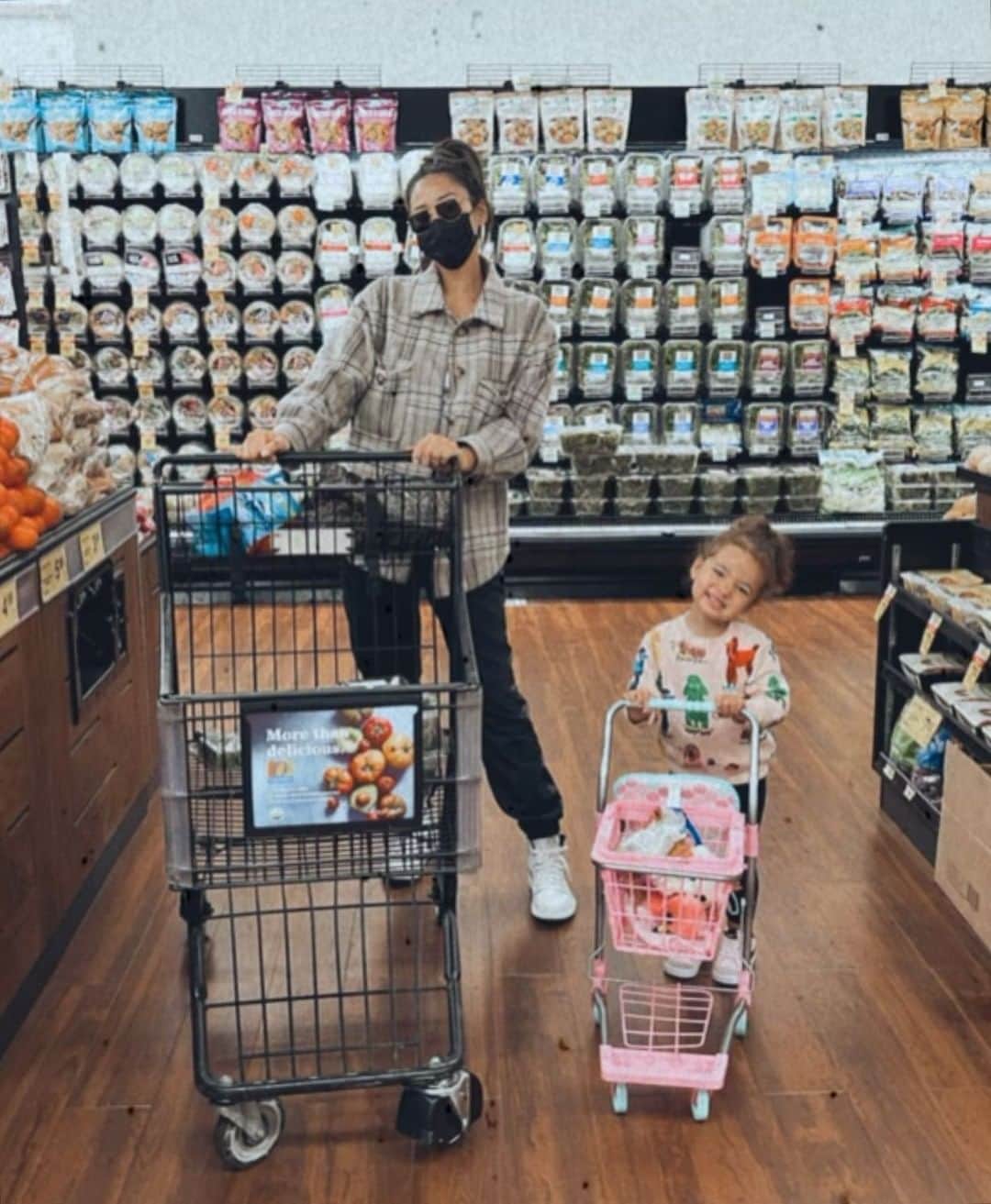 シェイ・ミッチェルのインスタグラム：「Like mother like daughter… 🍨」