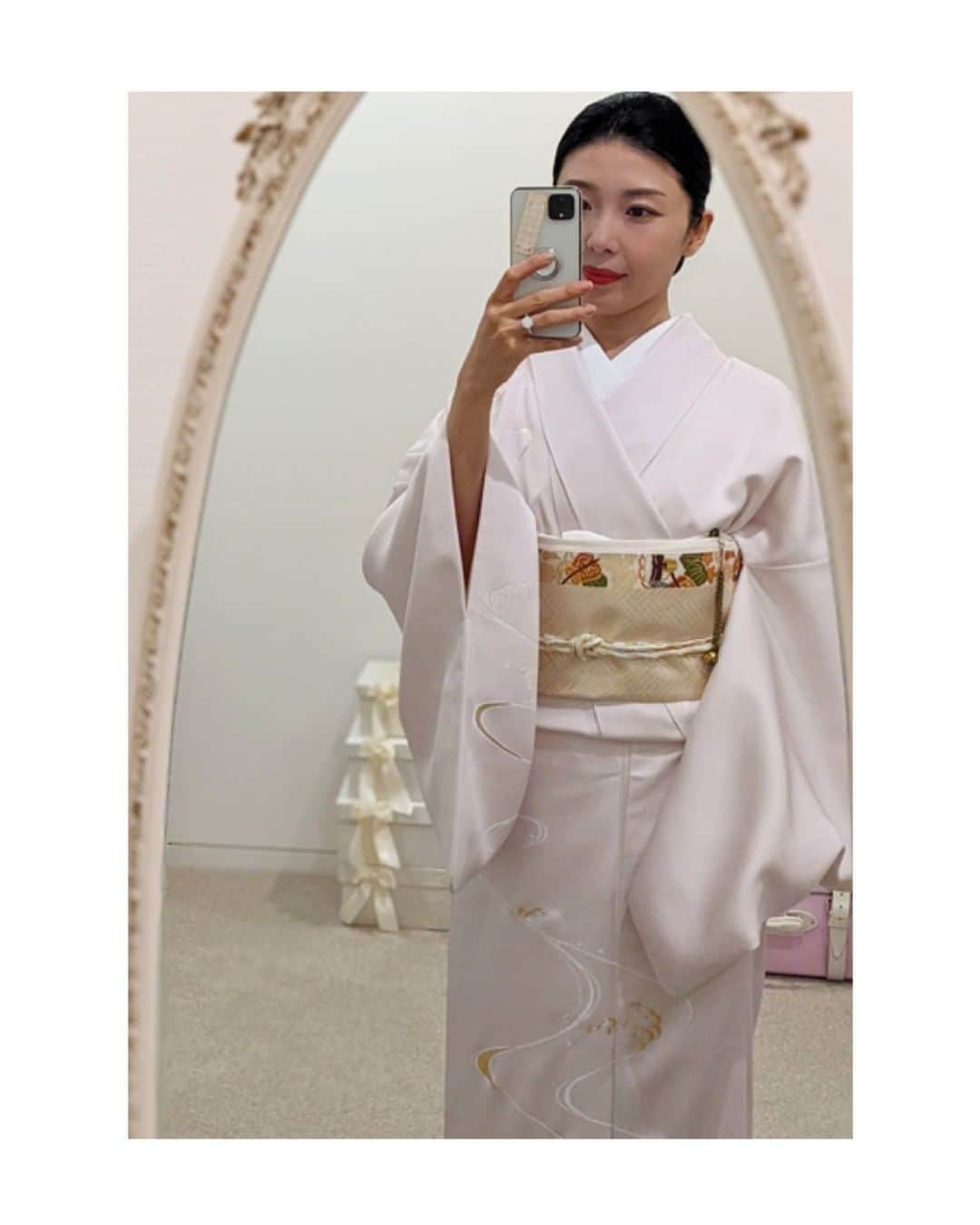 川村亜紀さんのインスタグラム写真 - (川村亜紀Instagram)「玄人さんの方々にお褒めのお言葉をいただきました組み合わせ✨ ＊鏡に向かい撮影しておりますゆえ、反転して写っております。 #歌舞伎 をはじめ #お着物 や #日本の伝統 が長く守られ受け継がれますように。 #kimono #kimonocordinate #japanesekimono #japanesetradition #beautifultradition #lovekimono  #instakimono #기모노  #お着物 #日本の伝統 #お着物コーディネート #着物コーディネート  #お着物と帯 #お着物の魅力  #袷 #袷の季節 #付下げコーディネート #付下げ #袋帯 #呉服に志田 さん #に志田 さん #亜紀の和装記録」1月13日 7時55分 - _aki1015_