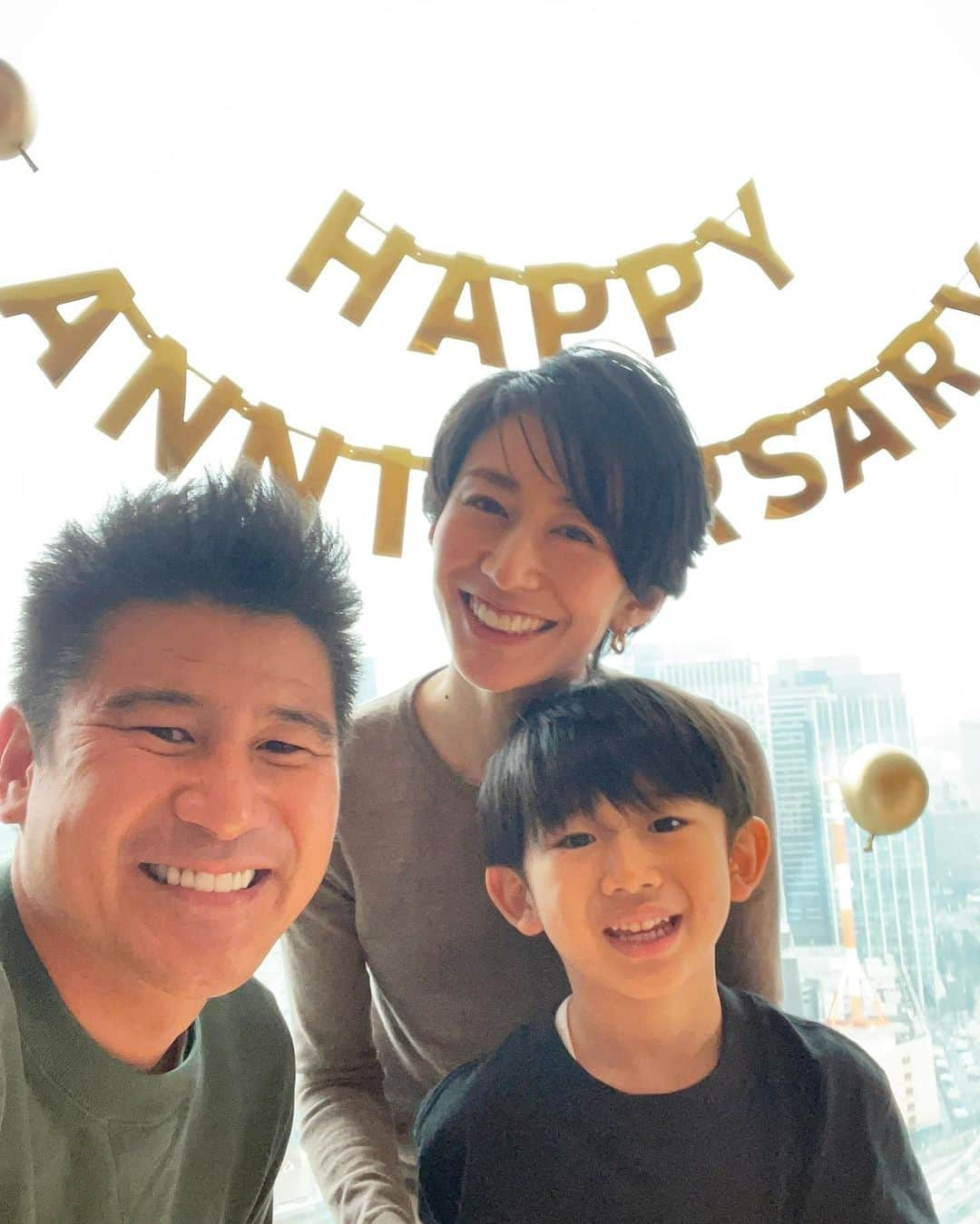 小堀ケネスさんのインスタグラム写真 - (小堀ケネスInstagram)「Happy belated New Years!! Hope this year is a great one for all!  We visited the Mandarin Oriental Hotel and got pampered to start our year off!  明けましておめでとうございます！ 今年も皆さんにとってステキな一年になりますように！  今年の家族テーマはいっぱい思い出を作ることです。さっそく家族でMandarin Oriental Hotelに泊まって楽しい時間を過ごしました! @mo_tokyo 色々と本当にありがとうございました！  #notdrunk #2022 #familytime #鬼ママ　＃ディーン君　#家族時間　  @mariakamiyama  @mo_tokyo」1月13日 8時25分 - kenkob0903