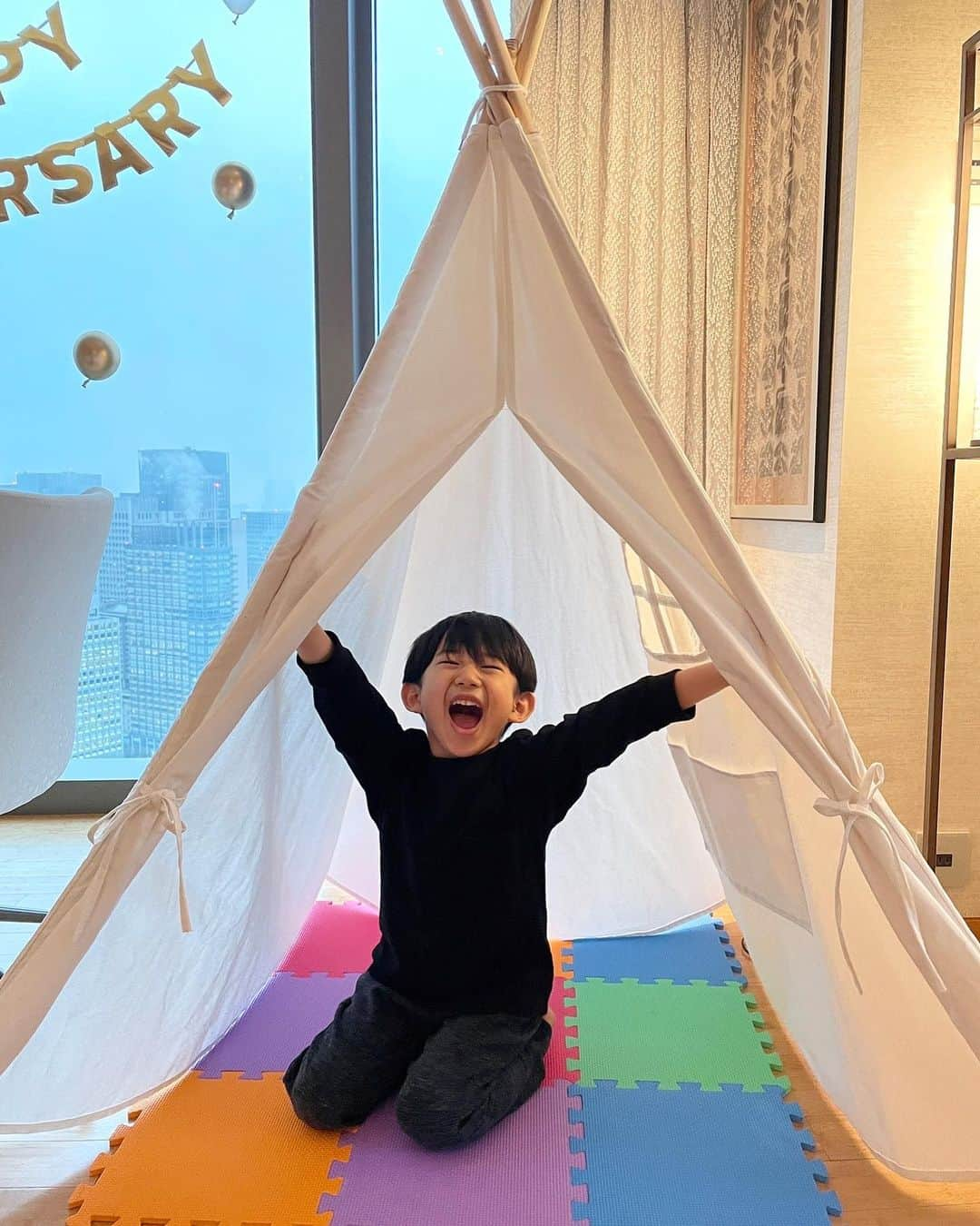 小堀ケネスさんのインスタグラム写真 - (小堀ケネスInstagram)「Happy belated New Years!! Hope this year is a great one for all!  We visited the Mandarin Oriental Hotel and got pampered to start our year off!  明けましておめでとうございます！ 今年も皆さんにとってステキな一年になりますように！  今年の家族テーマはいっぱい思い出を作ることです。さっそく家族でMandarin Oriental Hotelに泊まって楽しい時間を過ごしました! @mo_tokyo 色々と本当にありがとうございました！  #notdrunk #2022 #familytime #鬼ママ　＃ディーン君　#家族時間　  @mariakamiyama  @mo_tokyo」1月13日 8時25分 - kenkob0903