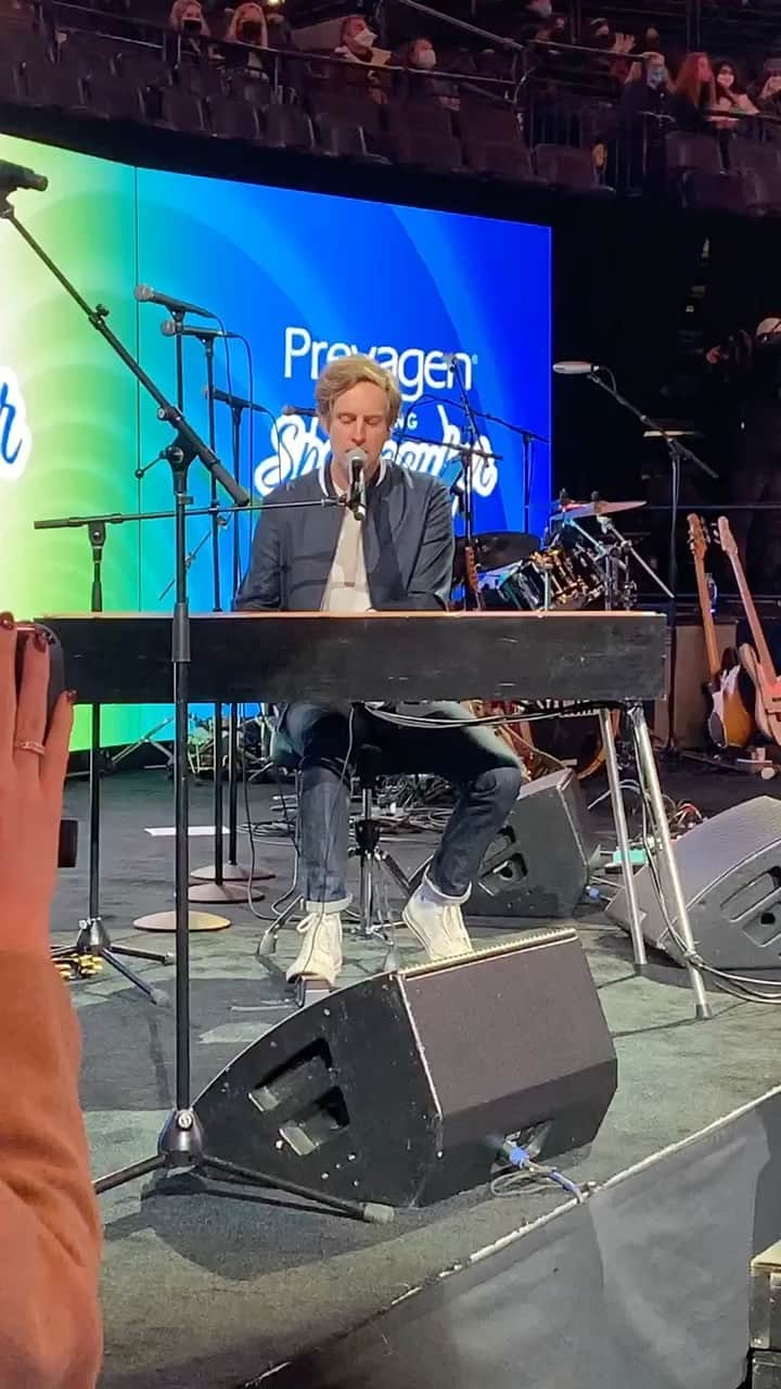 ジェイソン・ブラウンのインスタグラム：「Dream On ✨🎶 • Such an honor getting to perform to you & your music @ben_rector! Thanks for reminding us to never give up on our dreams 🙏」