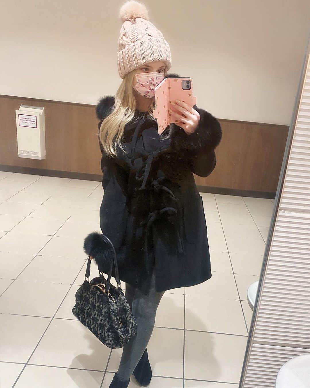 ジェマ・ルイーズのインスタグラム：「おはよう〜！❄️今日も寒い！#冬コーデ」