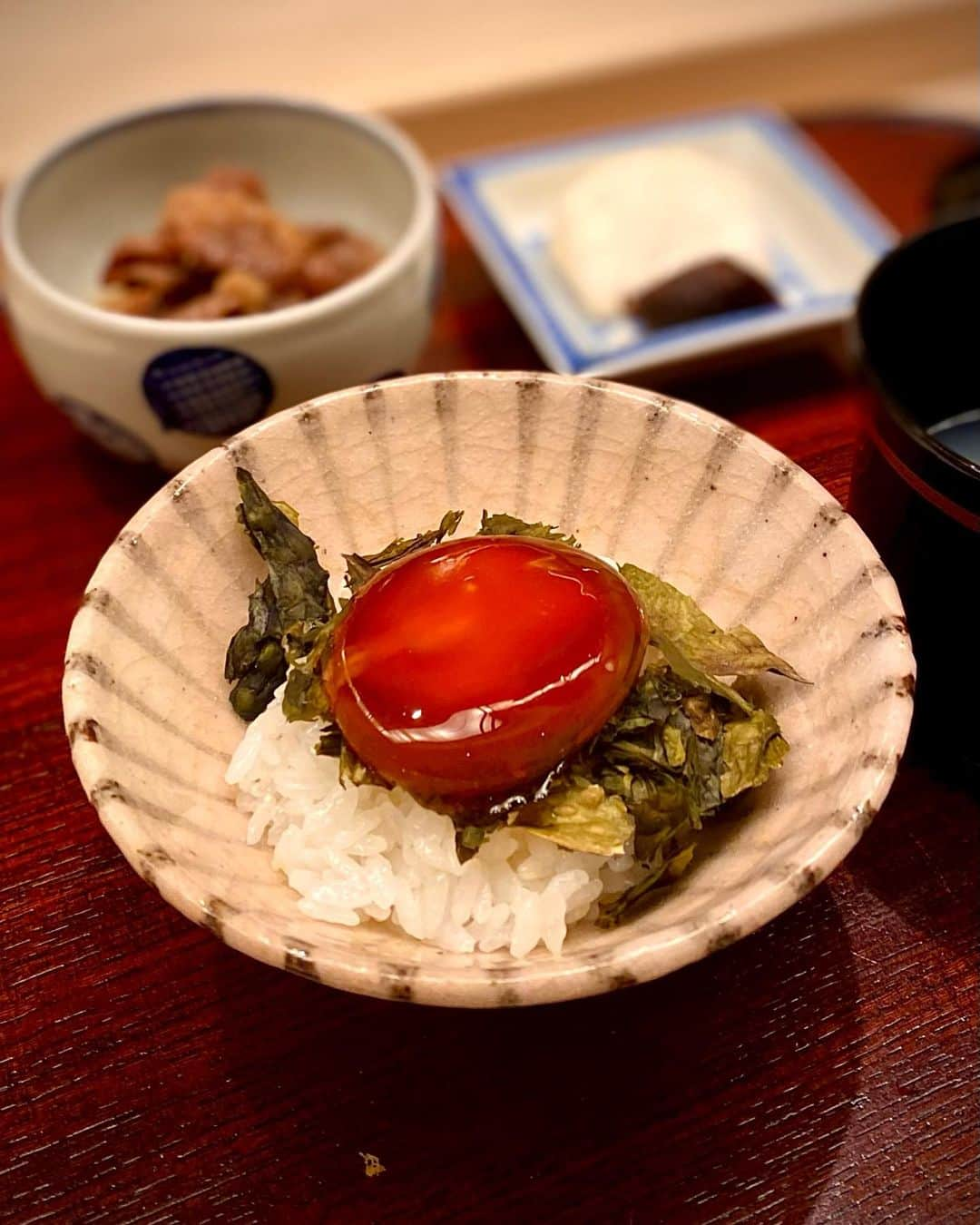 箕輪玖美さんのインスタグラム写真 - (箕輪玖美Instagram)「和食 山崎🇯🇵🍽  ミシュラン一つ星獲得最年少のご主人。 接客も気遣いも優しくて癒されるお店😊  苦手なスッポンを前にトライするか思案していたら、店主が骨を取って食べ易くして下さったので思い切ってトライしてみると…全然匂いが無くむしろ美味しい❣️ まさかの完食😳  炭火焼きのすっぽんは、こちらのお店のスペシャリテなのも頷ける☺️  全皿美味しゅうございました✨ 次回の予約は来年の2月😆  #山崎 #和食 #日本食 #ミシュラン一つ星 #予約困難店 #来年の楽しみ #西麻布グルメ #美味しいもの好きな人と繋がりたい #食いしん坊 #至福の時間 #口福 #instagourmet #instafood #japanesefood #モデル #箕輪玖美」1月13日 9時00分 - kumi.111