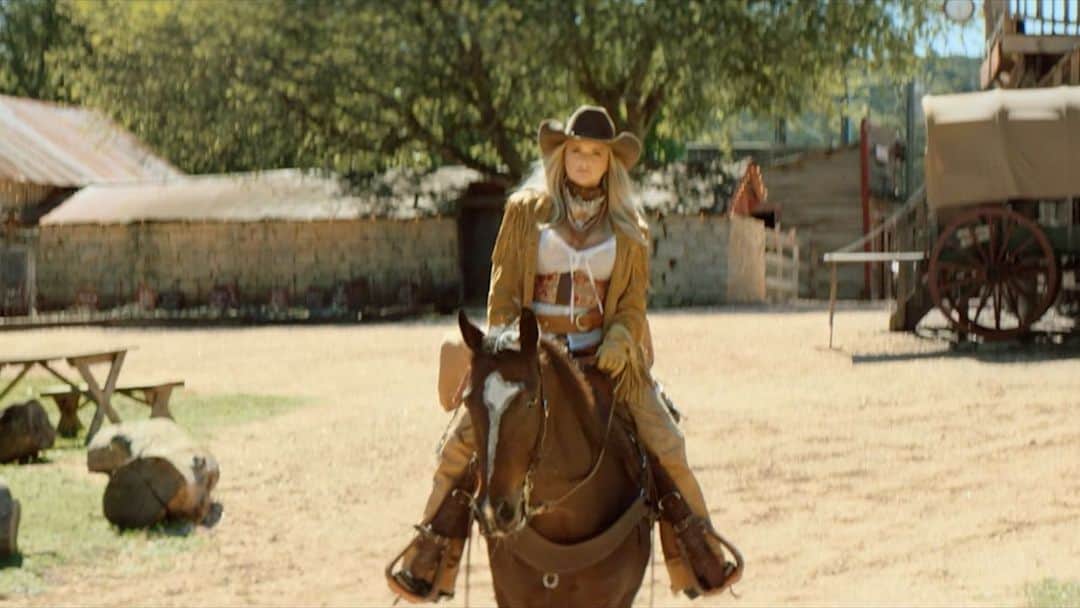 ミランダ・ランバートのインスタグラム：「“If I Was a Cowboy” video is out now. We shot this video in a little old town in Texas with real cowboys and you’ll see some cameos from a few of my favorite people @brendanjmcloughlin @db102681」
