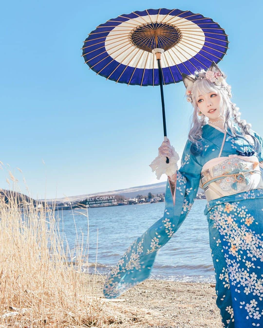 Elyさんのインスタグラム写真 - (ElyInstagram)「Kimono x Furisode x Sky blue B set of this month♥︎ ＊ 空色・ケモミミ ＊ 振袖和服x天藍色 特別遠行拍攝當天得到一個超好的天氣與冠雪超美的富士山🗻！是隻幸運貓貓！(๑•ω•́ฅ✧︎  收錄在本月B組寫真♥︎  photo: @dzzdm  hair & dress: @miyako_reiko  #ely #elycosplay #cosplay #kimono #kemomimi #furisode #originalcharacter #fujimountain #振り袖 #着物」1月13日 9時22分 - eeelyeee