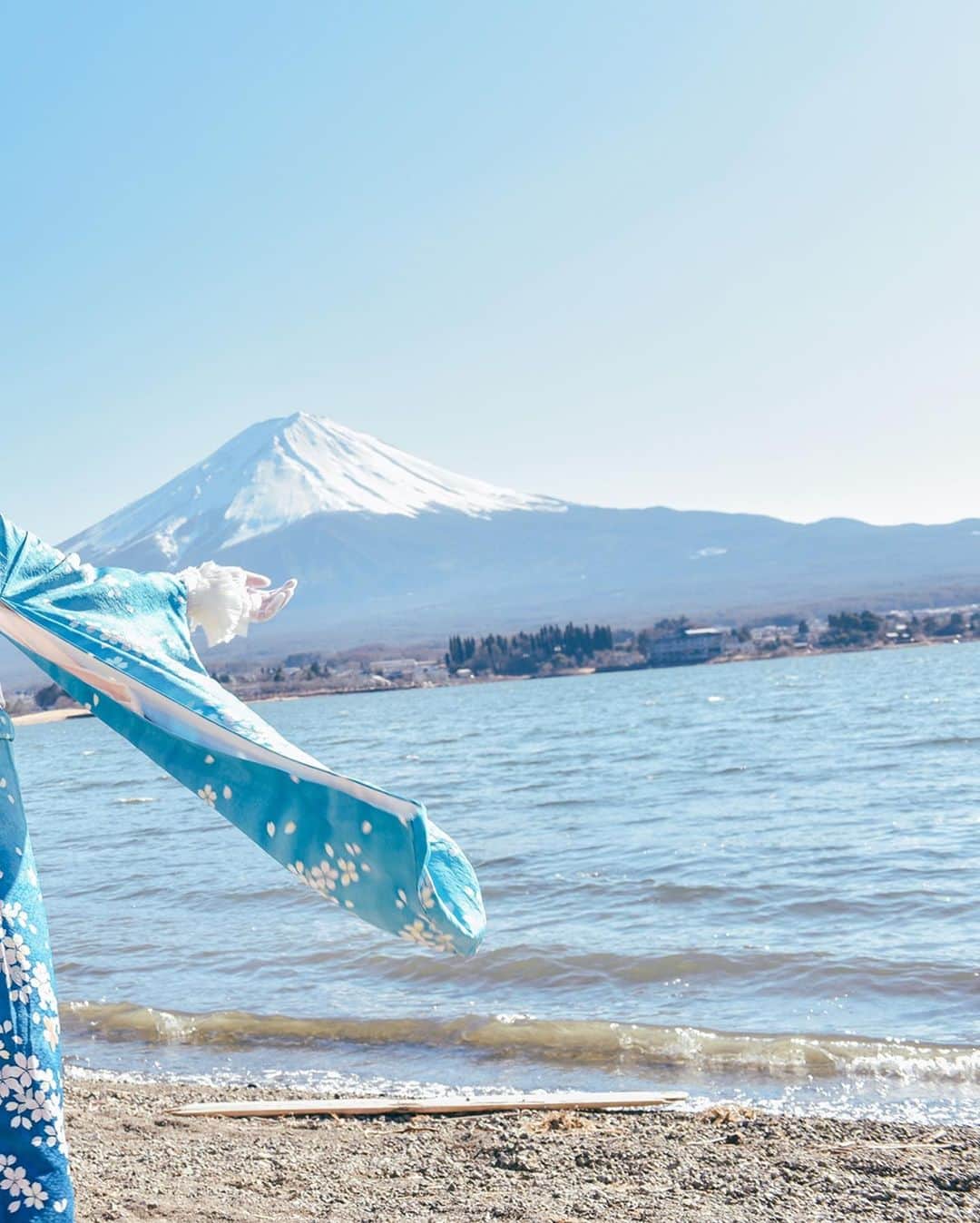 Elyさんのインスタグラム写真 - (ElyInstagram)「Kimono x Furisode x Sky blue B set of this month♥︎ ＊ 空色・ケモミミ ＊ 振袖和服x天藍色 特別遠行拍攝當天得到一個超好的天氣與冠雪超美的富士山🗻！是隻幸運貓貓！(๑•ω•́ฅ✧︎  收錄在本月B組寫真♥︎  photo: @dzzdm  hair & dress: @miyako_reiko  #ely #elycosplay #cosplay #kimono #kemomimi #furisode #originalcharacter #fujimountain #振り袖 #着物」1月13日 9時22分 - eeelyeee