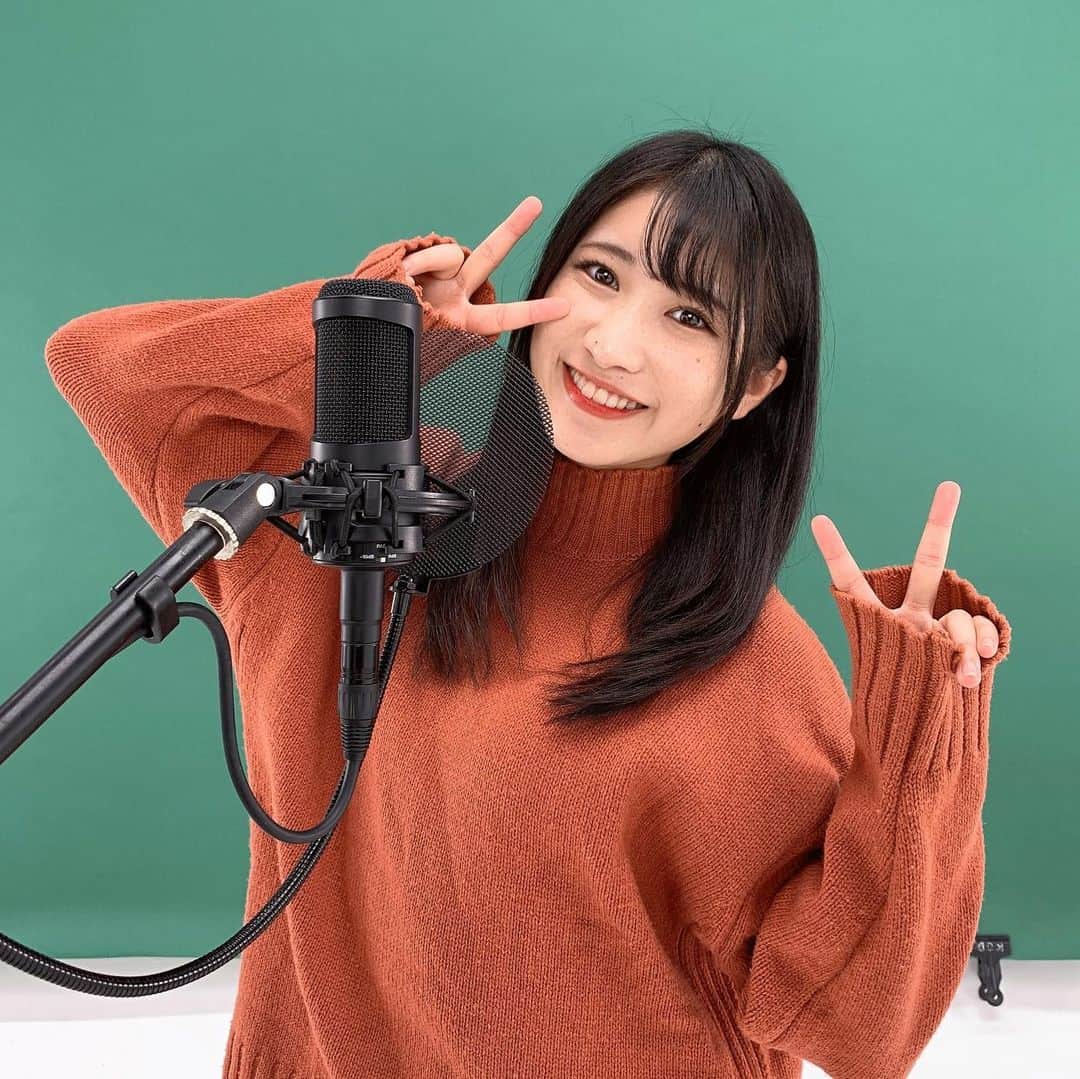 加藤一華のインスタグラム：「. ちょっと前になっちゃうけど オフショット✌️  ４年前に歌った 「クリスマスソング」を 新たに今の私達で歌ってみました✨  歌詞の歌い分けも変わってます🎄 パワーアップできてるといいな🌟  そしてなんと言っても、、 さにちゃんのピアノが最高なんです🎹🤍 @inouesani  いつも素敵な演奏をありがとう🥰  季節関係なく 沢山聴いてほしい名曲😌  #クリスマスソング #backnumber  #歌ってみた #いちなる #いちなるTV #写真たくさん貼っちゃう #撮りすぎ🤣」