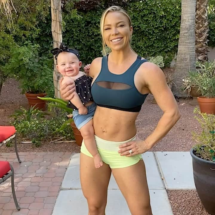 Lauren Drain Kaganのインスタグラム：「🥰I NEED YOUR HELP VOTING ON THE TOP 3! My Year End 6 Week Challenge results are in! We had so so many amazing transformations even during the lockdowns that it was difficult to narrow it down to just 10. Please help me decide on the winners by comment your top 3 favorite transformations below!😘 These are real results obtained in just 6 Weeks without any crash diets or starvation & all with my personal 1 on 1 assistance & guidance 😘 Also why I stress inches lost is much more important than what the scale reads!!! --- 1st place: $1,000 cash 2nd place: $800 cash 3rd place: $600 cash --- These are real results obtained from my workout routines & over 100 meal options (Keto, Pescatarian, Paleo, Meat lovers, Vegetarians & Vegan). Workouts for both males & females! At home workout guide with over 100 exercises also included! My next 6 Week Challenge starts on Jan 16th! Sign up now via the link in my bio! @laurendrainfit I also have a a payment plan option and a discounted entry for those looking to save! --- The challenge includes a Facebook Support Group, Facebook Live Chat by me for updates & Q&A, Weekly Check-Ins, progress report, 1 on 1 chat with me & Macros calculations to help personalize results to you! See my website for all the details laurendrain.com」