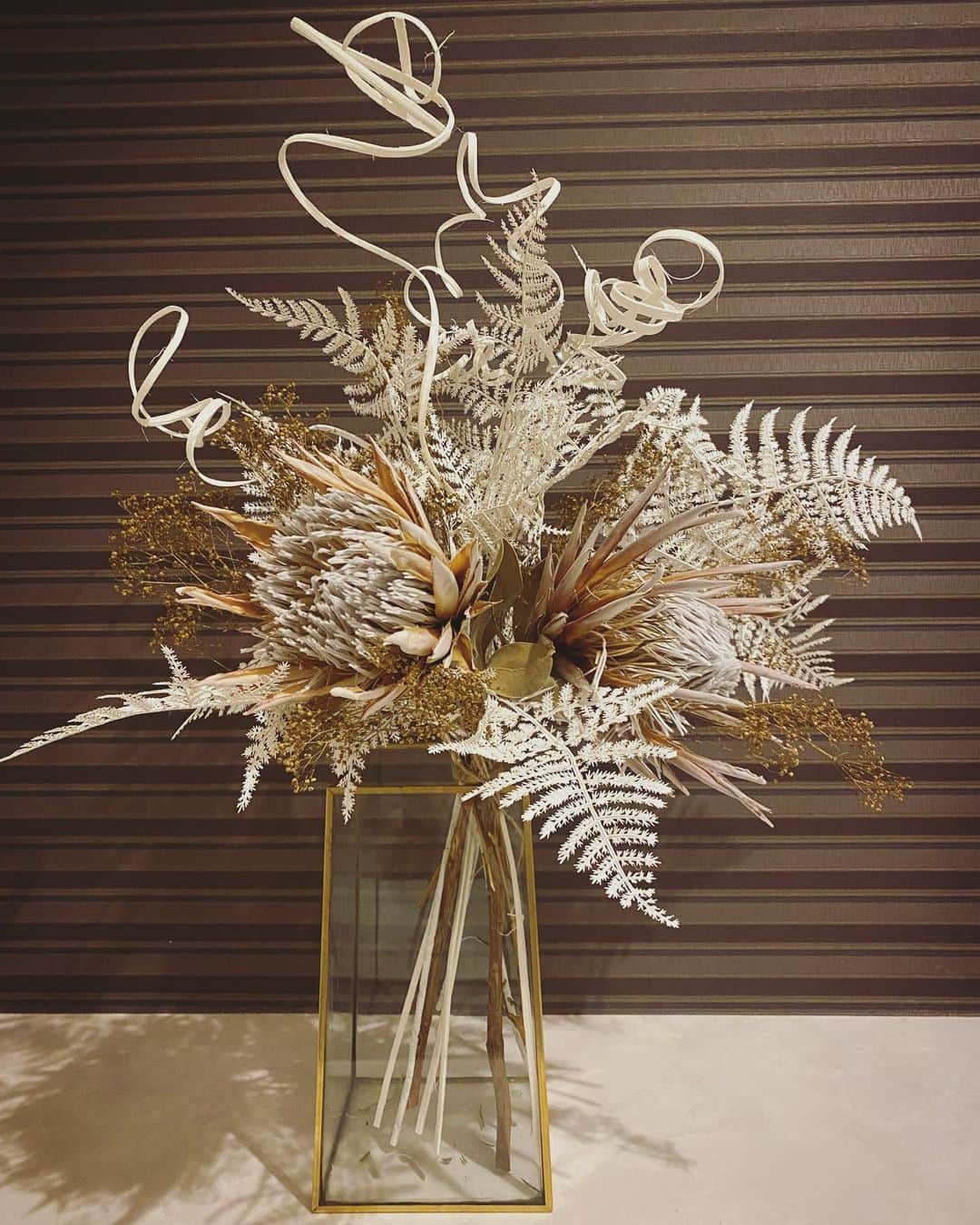 畑野ひろ子さんのインスタグラム写真 - (畑野ひろ子Instagram)「@willgarden_official  キングプロテアのドライとアーティフィシャル、ドライブーケ。 シンプルなブーケですが、一つ一つの花材の存在感がいきてます🥰」1月13日 10時46分 - hiroko_hatano_