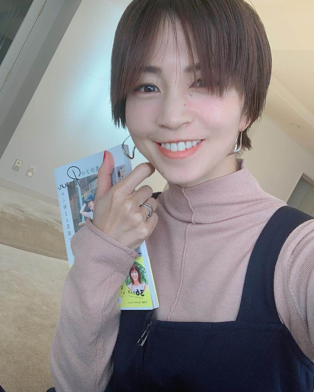 安田美沙子さんのインスタグラム写真 - (安田美沙子Instagram)「本日、ついに発売いたしました。 「Runから始まる笑顔な暮らし」  長い時間をかけて、みなさまと作り上げてきた1冊になります✨  素直に嬉しい。。。 衣、食、住、run、家族、不妊治療 etc... ライターさんと話しながら自分でもすべてがRunから学ばせてもらったことに繋がるんだと気付かされました。  そこからこのタイトルが付きました。 皆様のお手元に届くのを、たのしみにしております。  感想やごいけんをぜひ、お待ちして います！！  #runから始まる笑顔な暮らし #発売日　#小学館  ご予約はこちらになります↓ https://www.amazon.co.jp/dp/4093106959/」1月13日 11時14分 - yasuda_misako