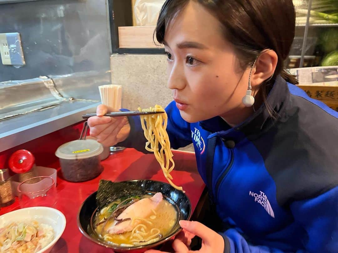 篠原梨菜さんのインスタグラム写真 - (篠原梨菜Instagram)「早朝から並びたい家系ラーメン🍜 #朝5時の美味time 横浜・和田町駅のそばの ラーメン　どんとこい家にお邪魔しました🍜 朝4時オープンで、開店早々行列ができる日もある人気店🍜　 朝8時までの「朝めしセット」を！ 濃厚ながらまろやかなしょうゆ豚骨が絶品！家系・半ラーメンと、塩チャーシューが味わい深い肉のせライス！ 美味しい、美味しすぎる！ 朝4時に並ぶのもわかる！ 家系ラーメン×塩チャーシューのせライスの相性たるや！ 朝めしセットでスタミナ満点元気100倍...！  #thetime_tbs #横浜グルメ  #和田町 #家系ラーメン  #しょうゆ豚骨 #塩チャーシュー #肉のせライス #朝めしセット #どんとこい家  #ラーメン #tbs #tbsアナウンサー  #篠原梨菜」1月13日 11時15分 - shinorinatbs